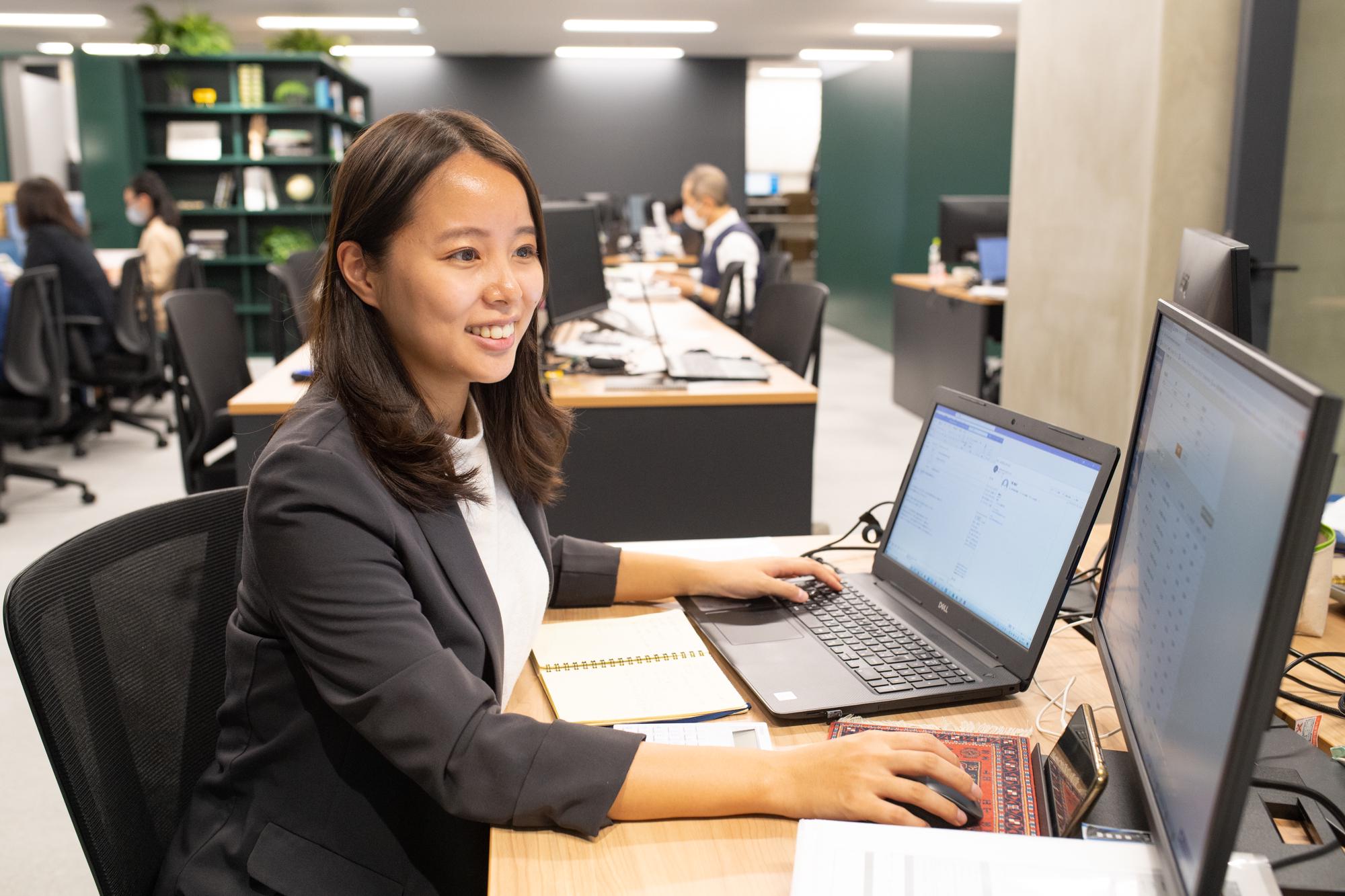 同社は、上場企業から個人事業主までと顧客が幅広く、主に三つの事業を展開している。一つ目は、企業の人事・総務のアウトソーシング等を請け負う「法人事業部」。