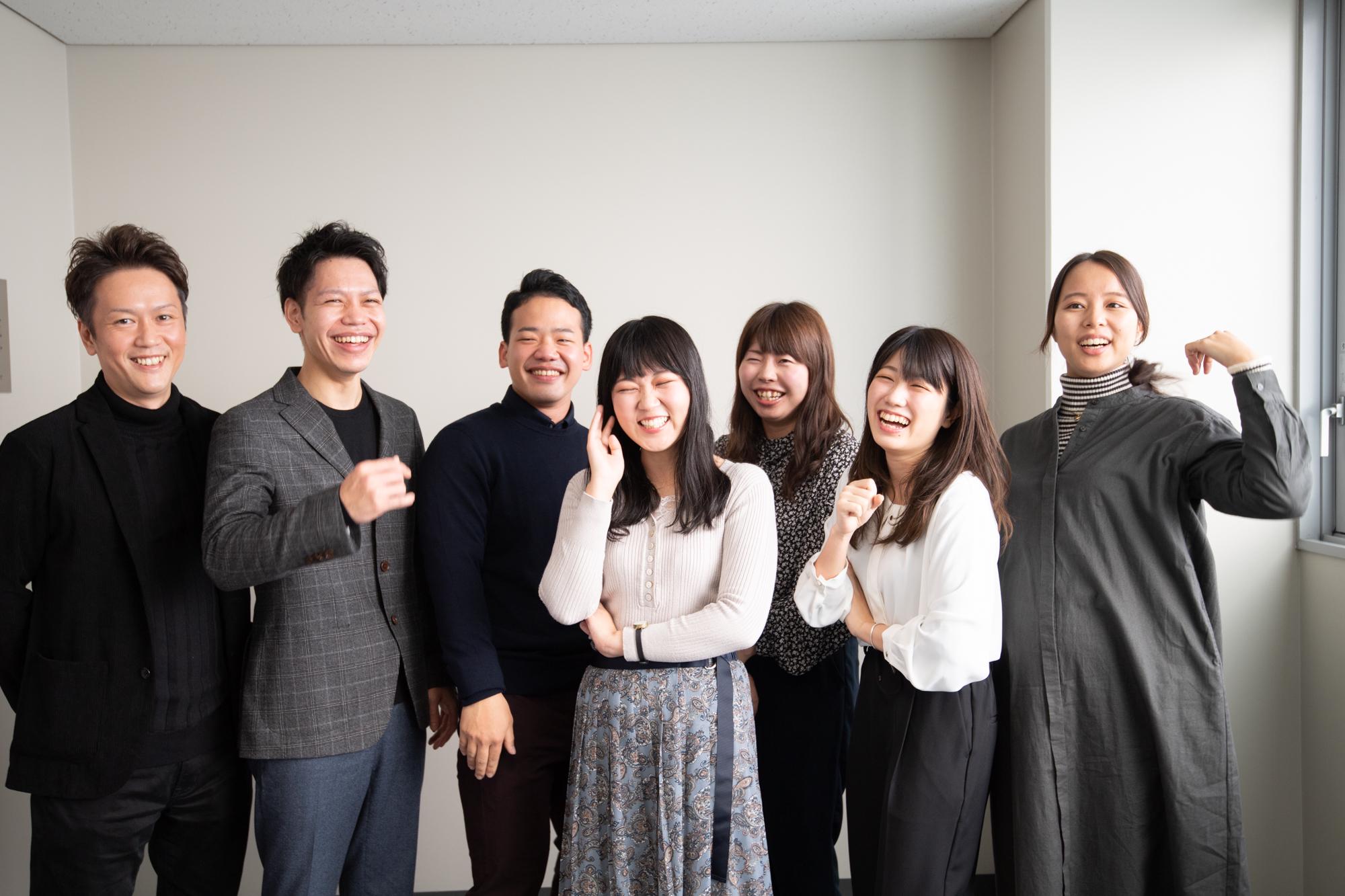 始まりが社労士事務所ということで、堅いイメージを持たれる方がいるかもしれないが、社内はいたって明るく、フランクな雰囲気である。