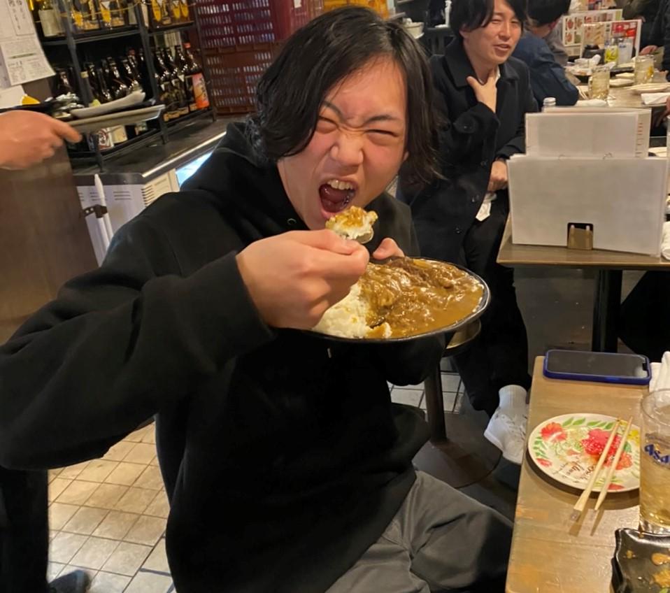 最高の仲間と、最高のカレーを食べています。
僕はエンジニア未経験入社でした！