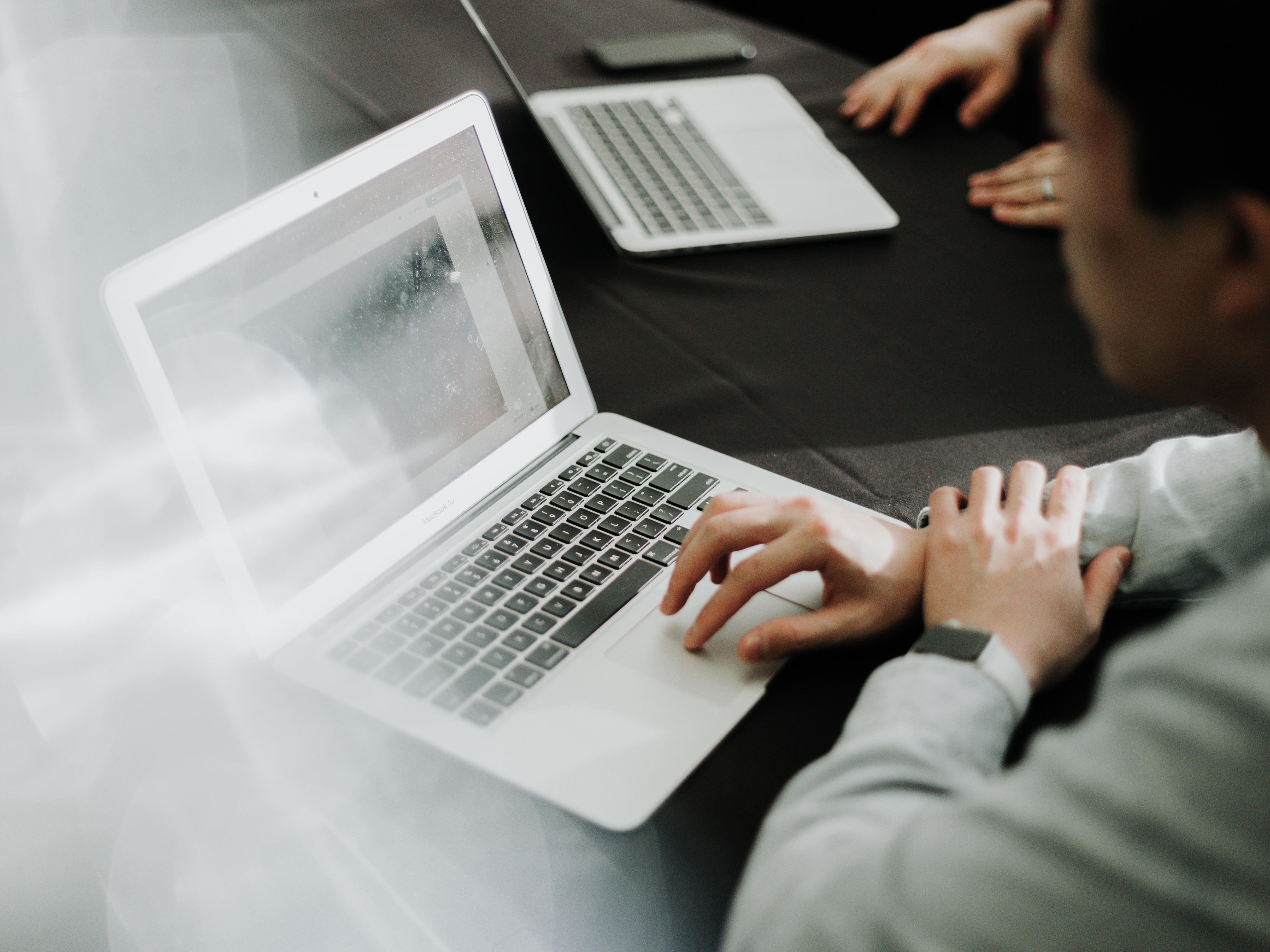 上場企業、大手企業、スタートアップなど、様々な企業のコーポレートサイトやメディアサイト、サービスサイトの構築・開発を行い、卓越したUI/UXデザインをはじめとする高品質なデジタルクリエイティブは、クライアントから高い評価を獲得している。