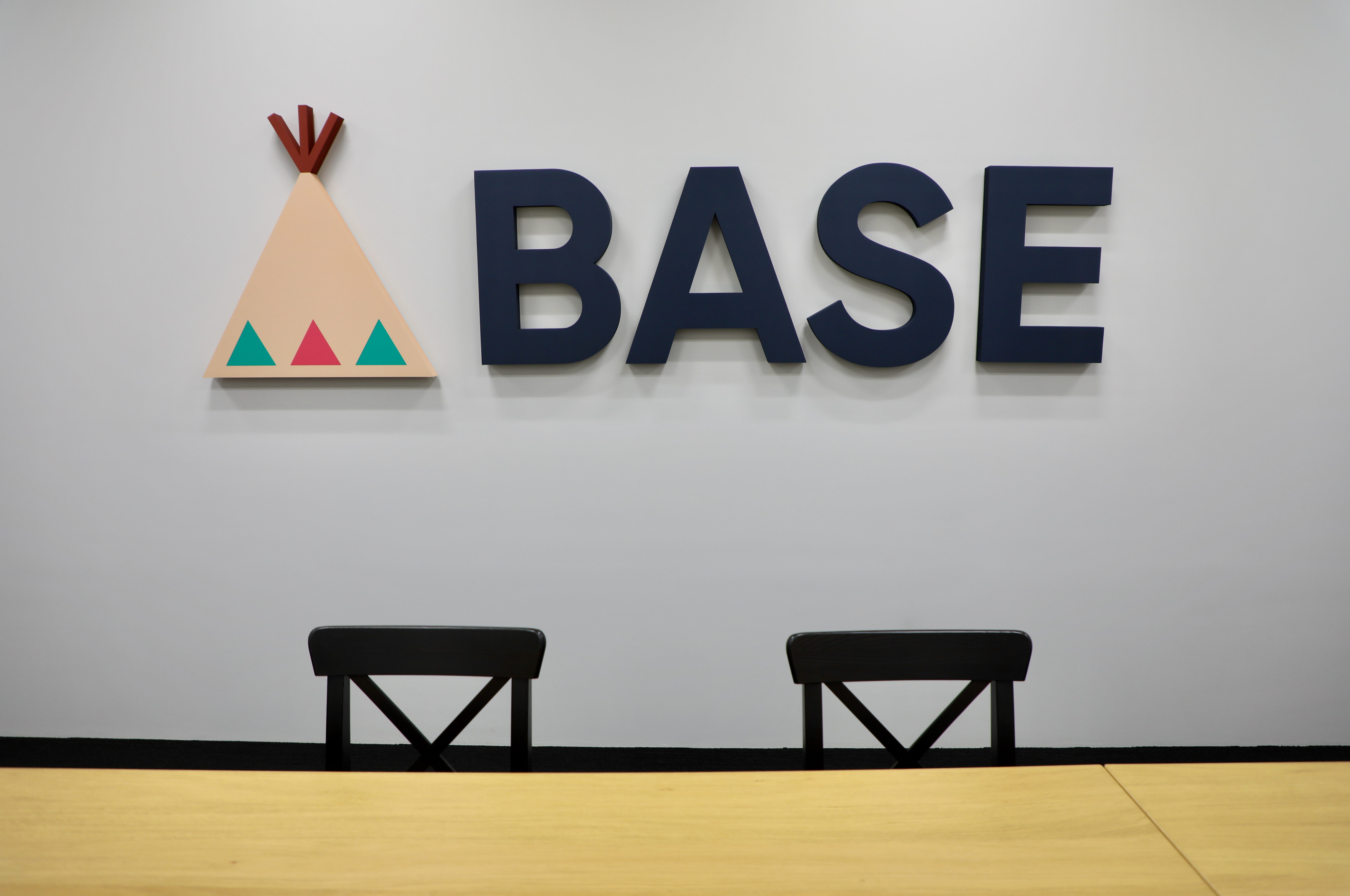 「BASE」のサービスロゴはアメリカ先住民のテント、ティピをイメージしたもの。「誰でもどこでも簡単にインターネット上に経済活動の拠点を作れる」という社名と重ねた想いを込めた。