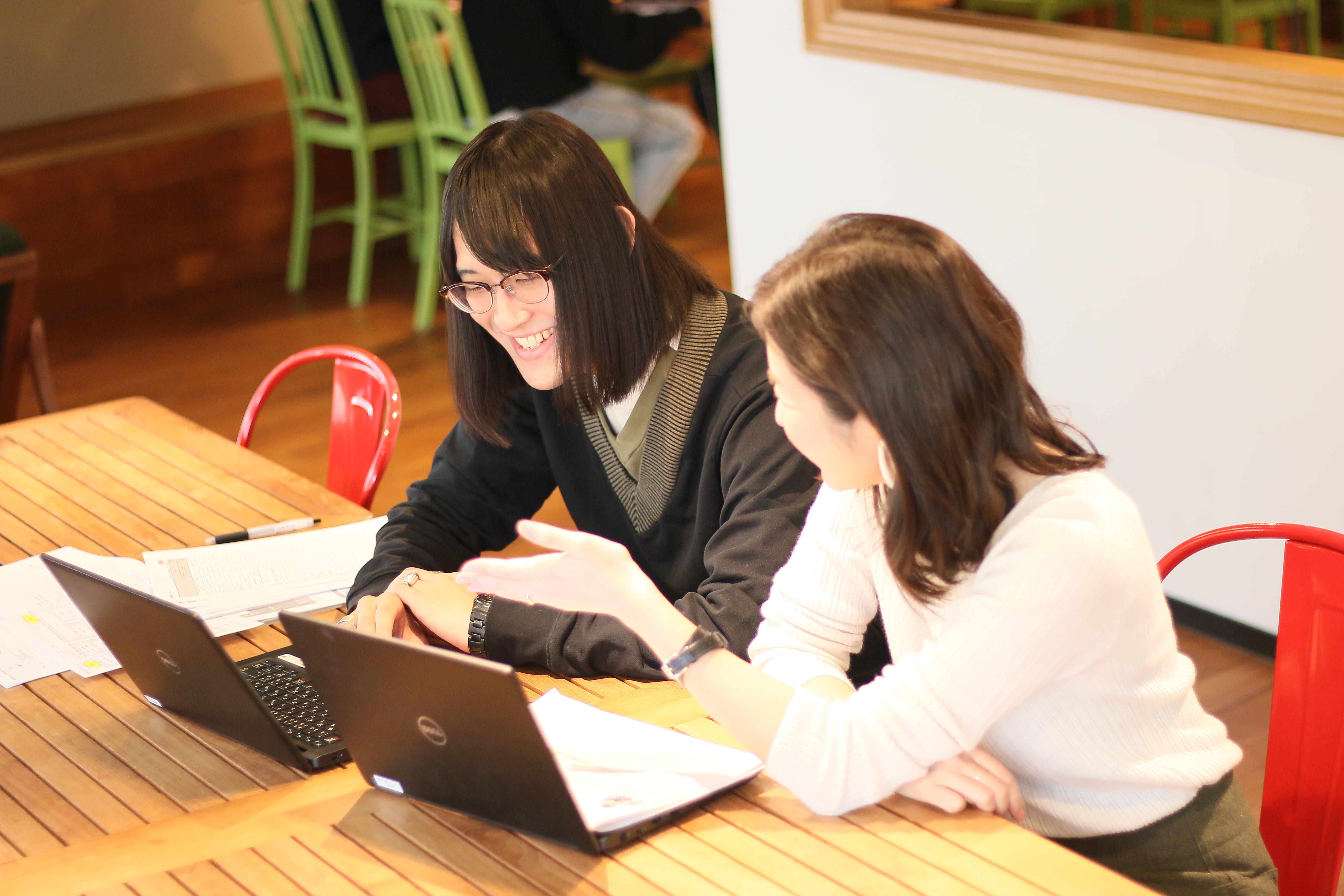 社員同士フラットでフランクな職場です。女性の管理職も2割ほどいます。