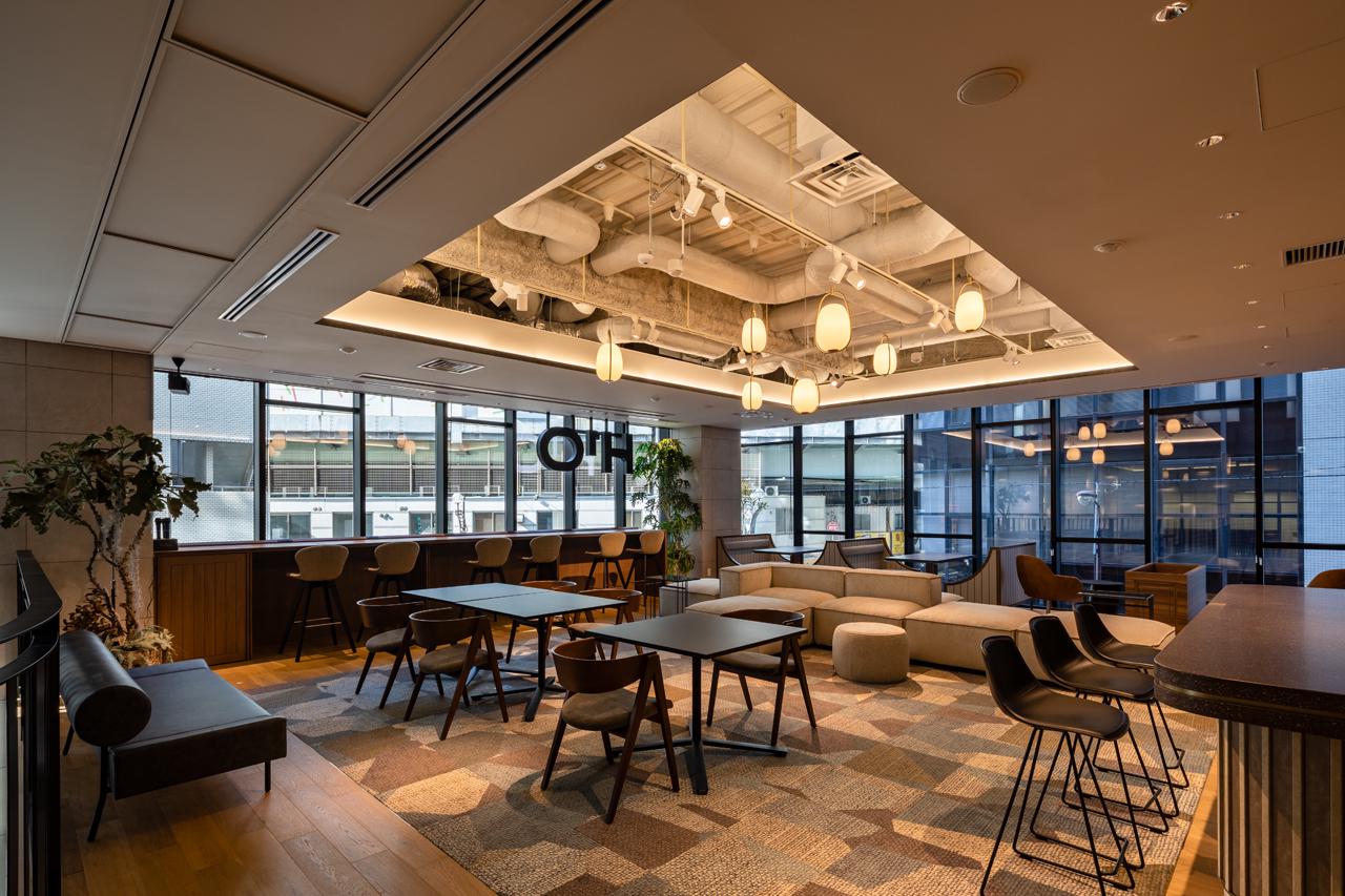 在宅勤務制度を導入しており、オンライン・オフライン混在の柔軟な働き方を可能にするため2021年末にシェアオフィスに本社を移転した。来客対応やミーティングを行うラウンジの様子。