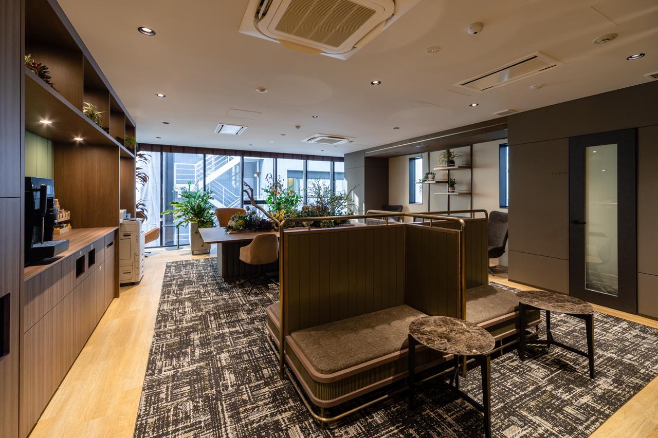 オフィス入居者専用のラウンジもあり、出社時に静かな環境で集中して仕事することも可能だ。