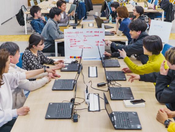 【フラットなコミュニケーション】
年齢、性別、職位に関係ないフラットなコミュニケーションを大切にすることでチーム内に健全な議論が生まれ、十分な意見抽出と十分な納得感を得ることができます。その結果、質の高い打ち手が生まれ、打ち手の実行力も高まり、結果として大きな成果を得ることができます。人事制度では年功序列もありませんし、上下関係を規定する細かい職位の概念も存在しません。