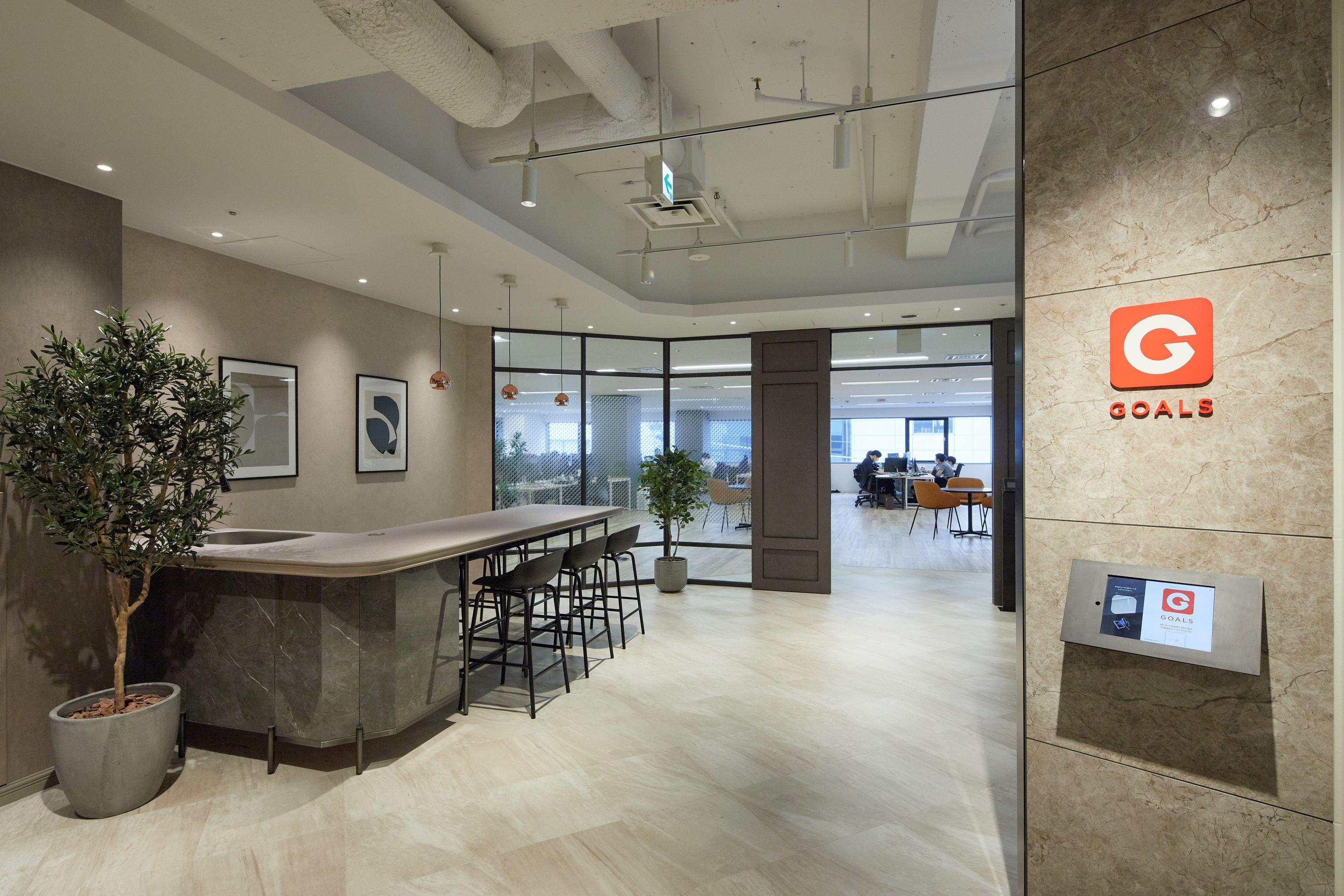 オフィスはJR田町駅や都営地下鉄三田駅から徒歩10分圏内