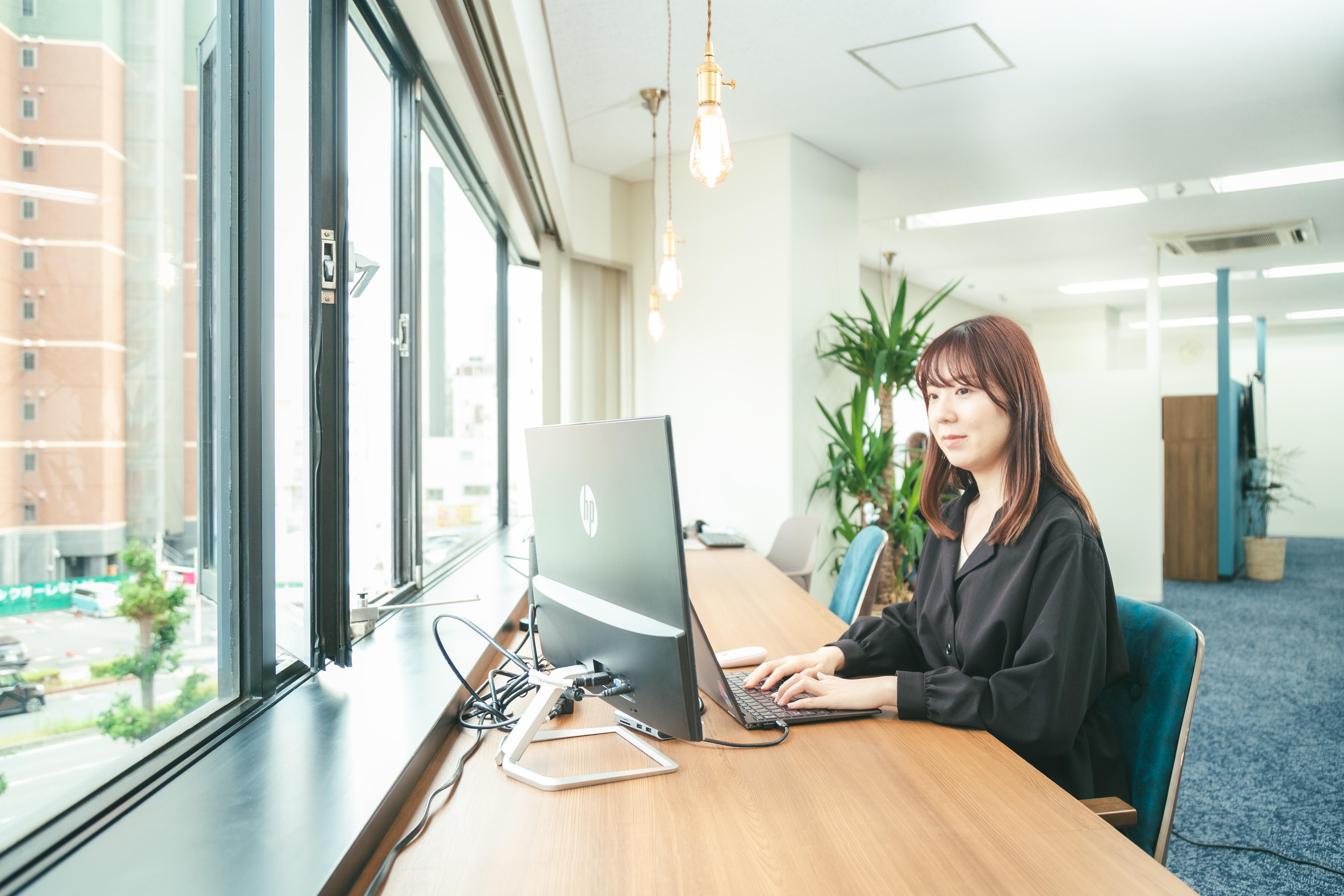 在宅勤務とオフィス勤務のハイブリッド型で業務にあたっています。