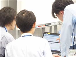 エンジニアの働き方を変えるために、残業時間の抑制やエンジニアの評価体制等で、改善の努力を続けている。