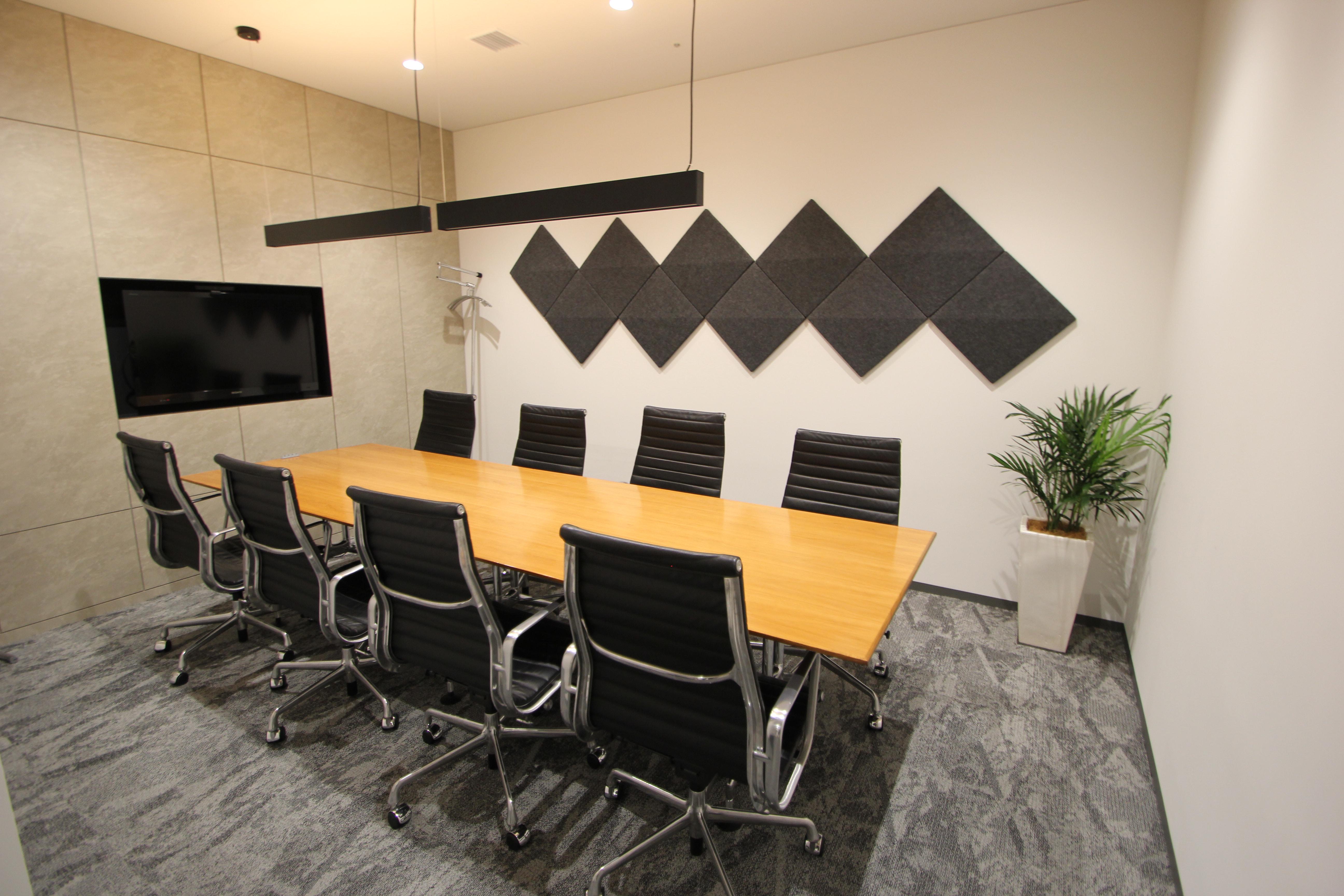 会議室の様子。計9個の会議室があり従業員同士のMTGや商談に利用されております。