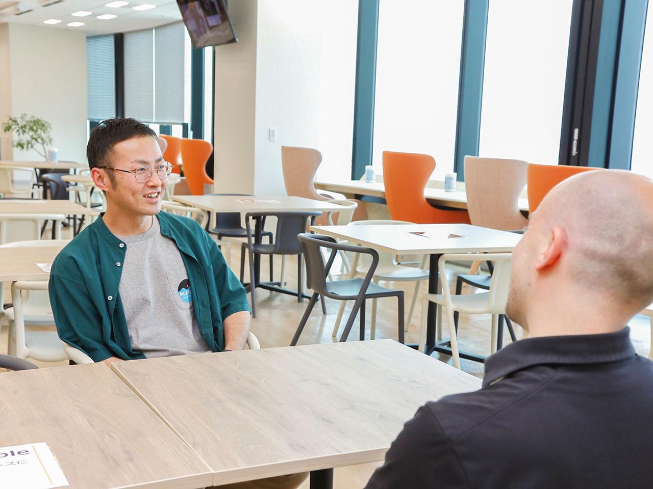 日本の市場に則した事業展開を行う同社だが、オランダにルーツを持つ外資系企業であり国際色豊かだ。オランダ・フランス・インドと様々な国籍のメンバーが集う。代表をはじめとする役員も外国籍の人物が揃い、働き方やカルチャーへの影響も色濃い。