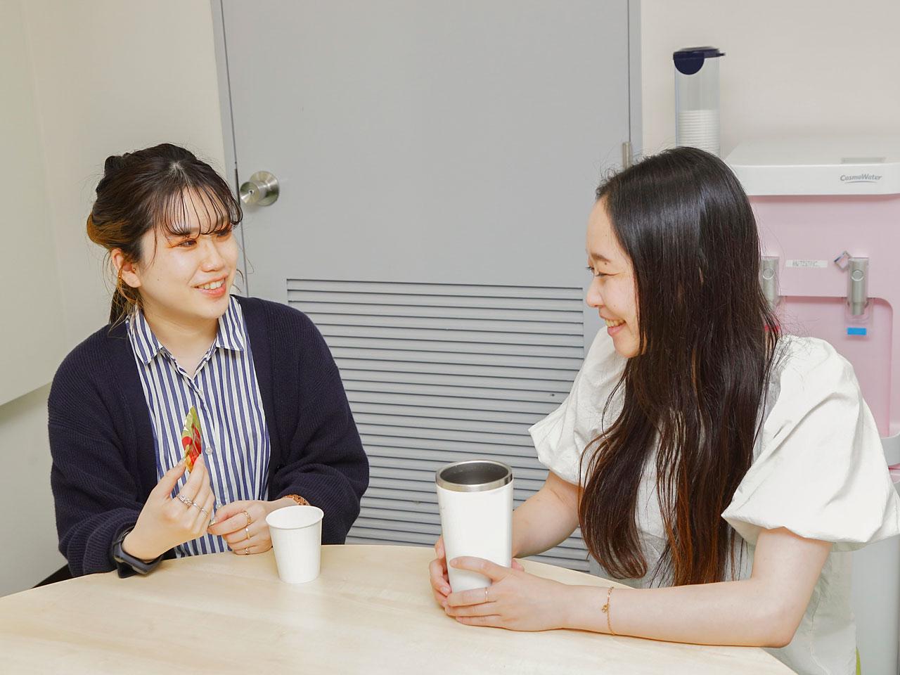 同社では、月1回ペースの1on1や実務を通じて基本的な考え方を教え込んでいる。