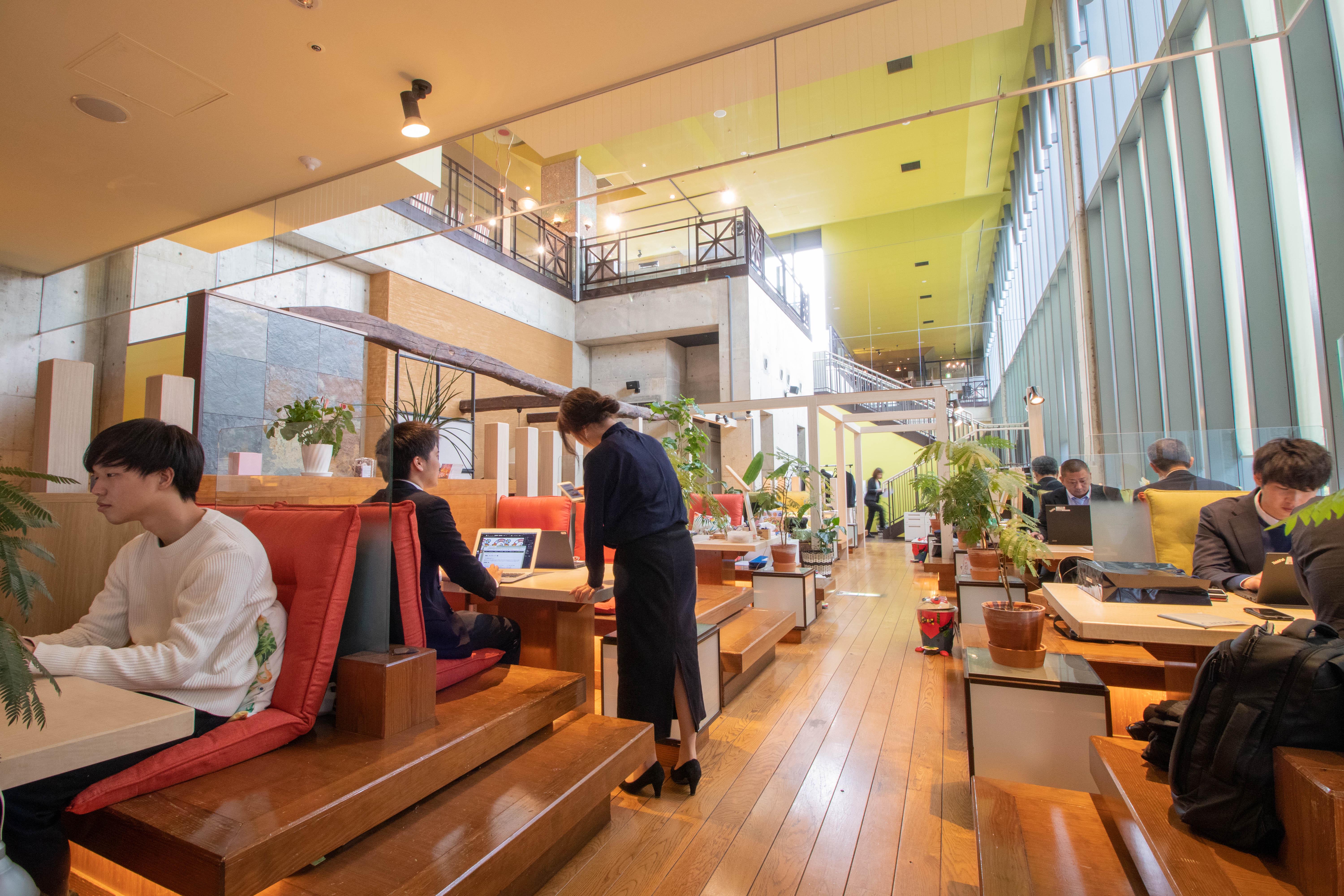 独自のWebプラットフォームとオンラインツールで全国どこにいても繋がる新しい働き方を創造。海と自然に囲まれた淡路島オフィスで働くメンバーも。