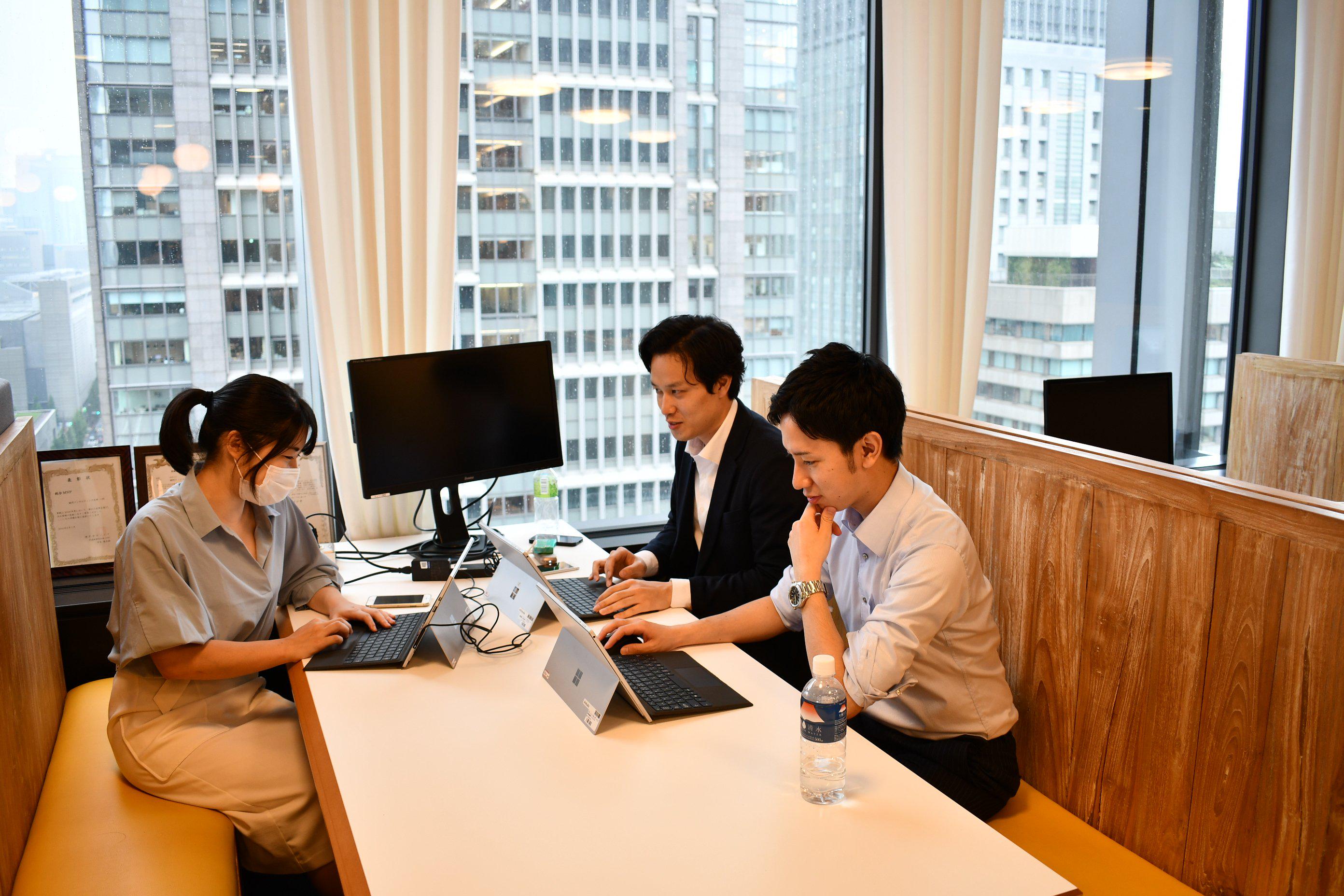 フリーデスク＆リモートワーク。オープンで働きやすい職場環境を整備。