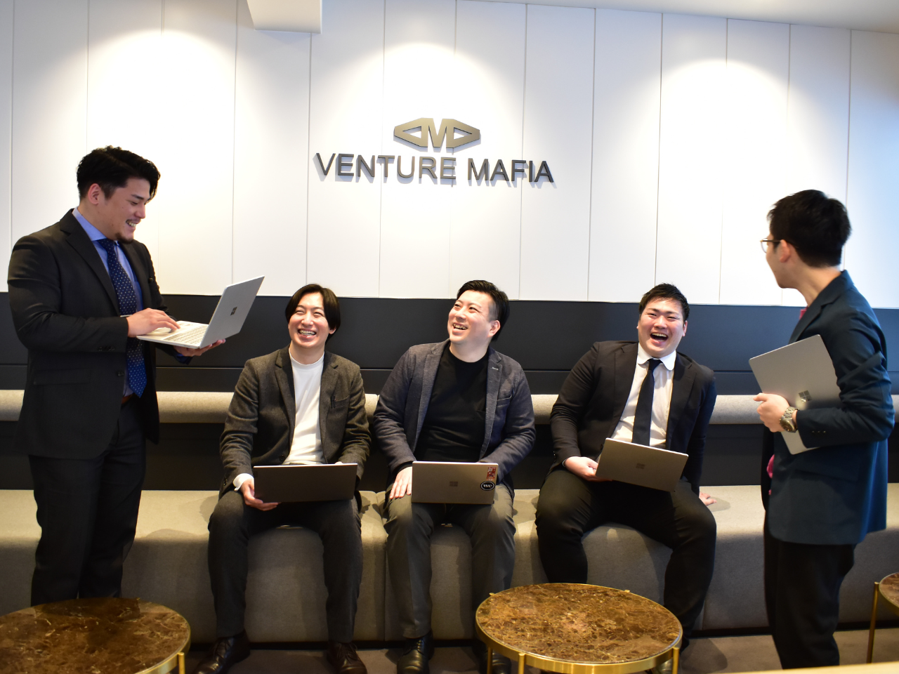 素直に明るくコミュニケーションがとれる人、スキルアップにどん欲な人、フラットな社風でのびのび働きたい人を募集している。