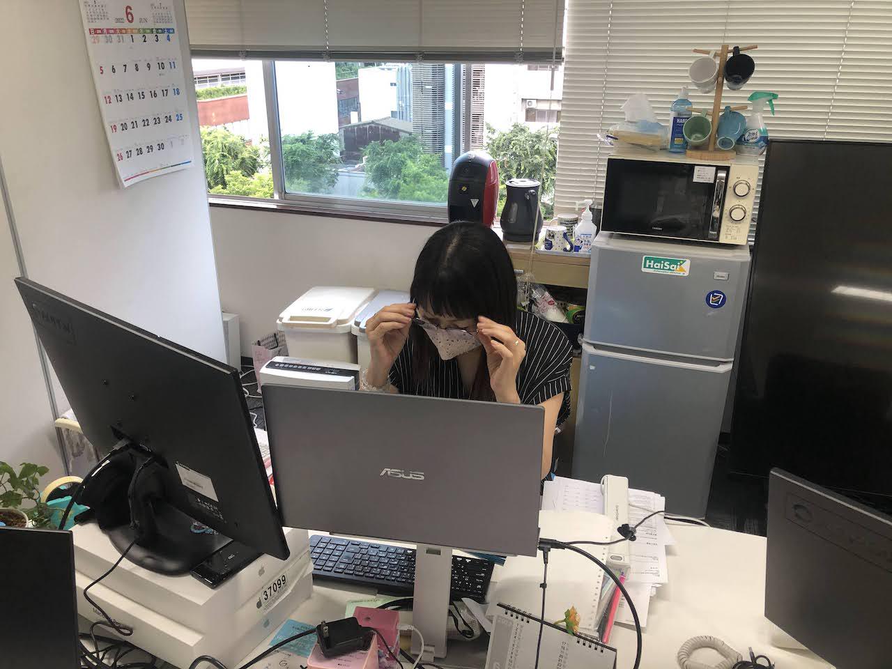 社長の山野を毎日陰ながら支える総務の中濱。今日もメガネに力が入る。会社の「癒し系」として社員からの相談に日々対応。その包容力には定評がある。