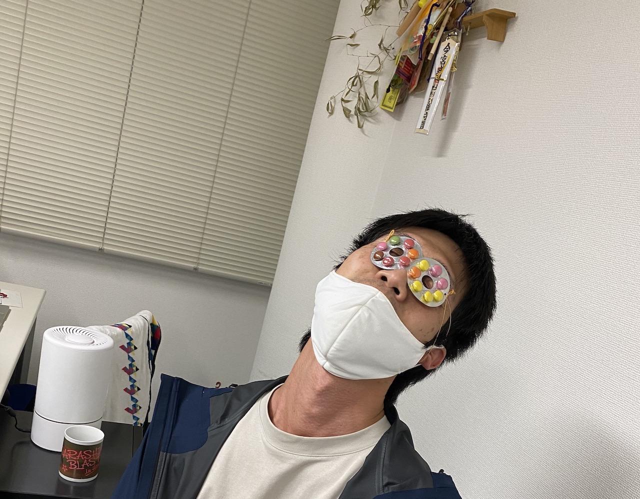 なぜか社内には菓子が溢れる。これは会社のシリコンバレー偵察で得た結果である。テック企業には菓子が溢れ、エンジニアは常時ブドウ糖を摂取していた、との報告から職場には糖分が常備されるようになった。