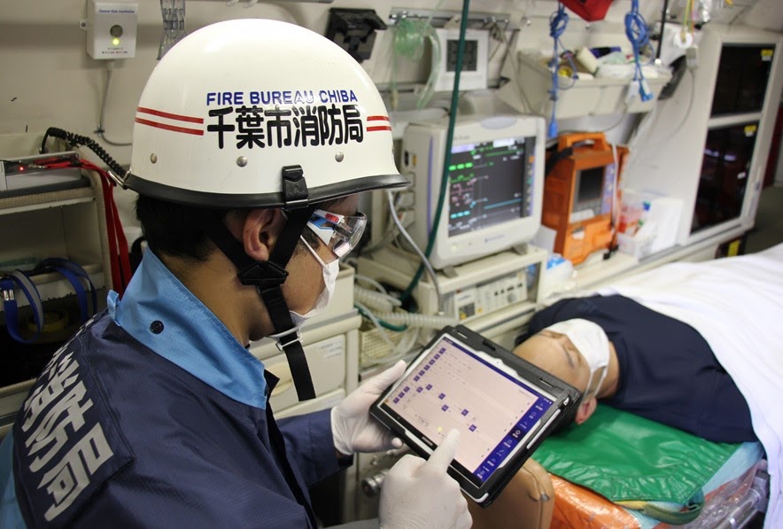 【タブレット端末に表示される急患者情報を確認する】千葉大学病院と千葉市消防局では「救急医療情報サービス Smart119」を導入して、急患者情報を共有しています。