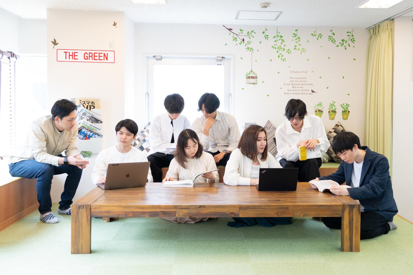 みんなで技術勉強会『もくもく会』

自分の興味ある技術の勉強をしたあとは、
皆でもぐもぐ美味しいランチやおやつを食べるもぐもぐ会が開催されます！