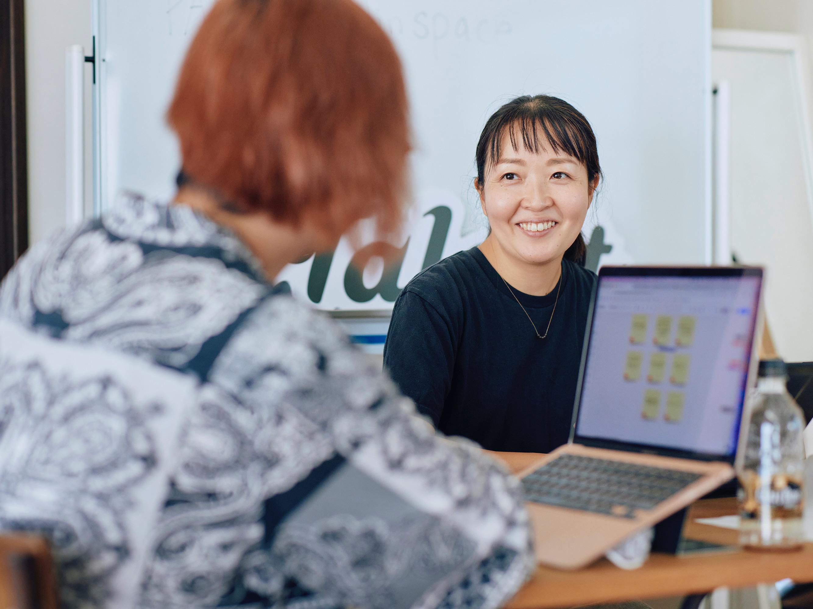 フルリモート&フルフレックスを採用。メンバーが住む場所は東京、千葉、神奈川、三重、福岡、愛媛、新潟と様々。今後も全国に住む人材をターゲットに増員を予定している。