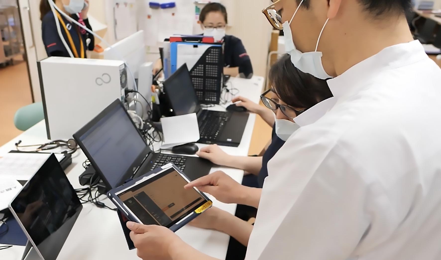 千葉大学病院では、救急隊が到着する前に、搬入される急患者の容態を把握し、万全な受入態勢を確立しています。
