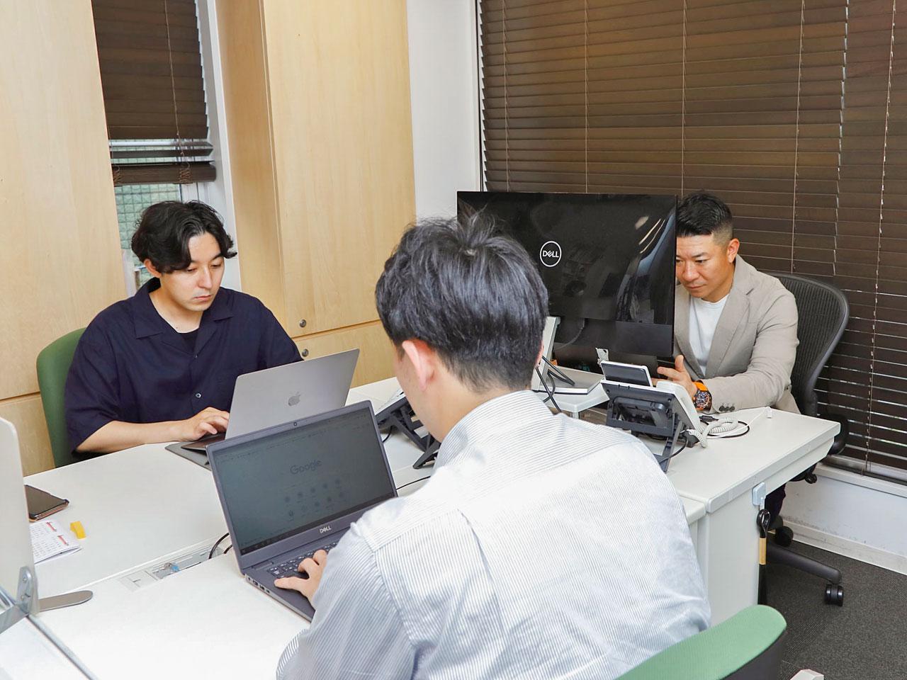 IT企業としての風土やカルチャーの構築を目指し、リモートワークを主体に月2～4日の出社というようにハイブリットな働き方を導入。生産性高く働けるよう商談もオンラインで行っている。
