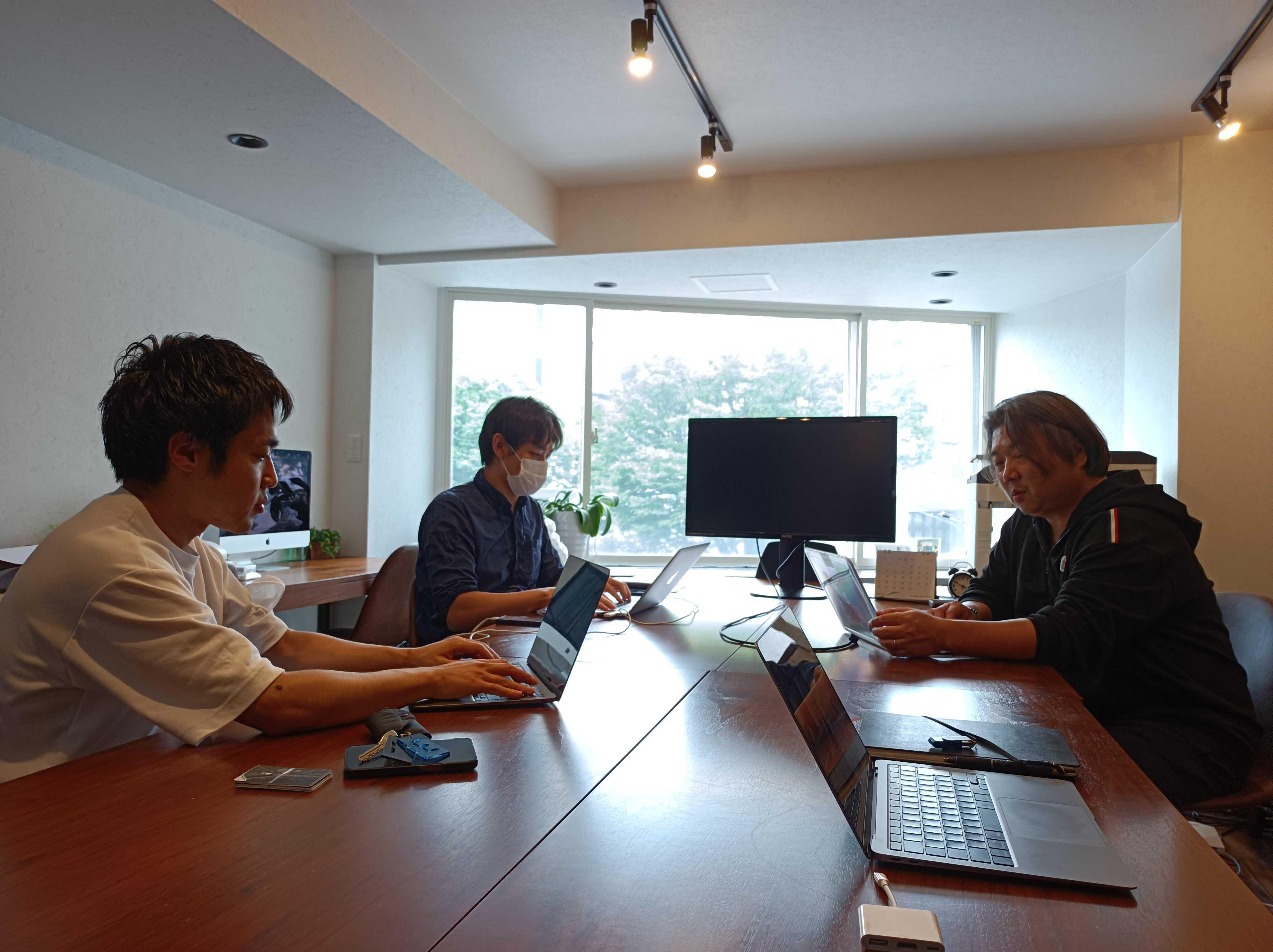 会議室でのミーティング風景。
CEOも最前線に立ちます。