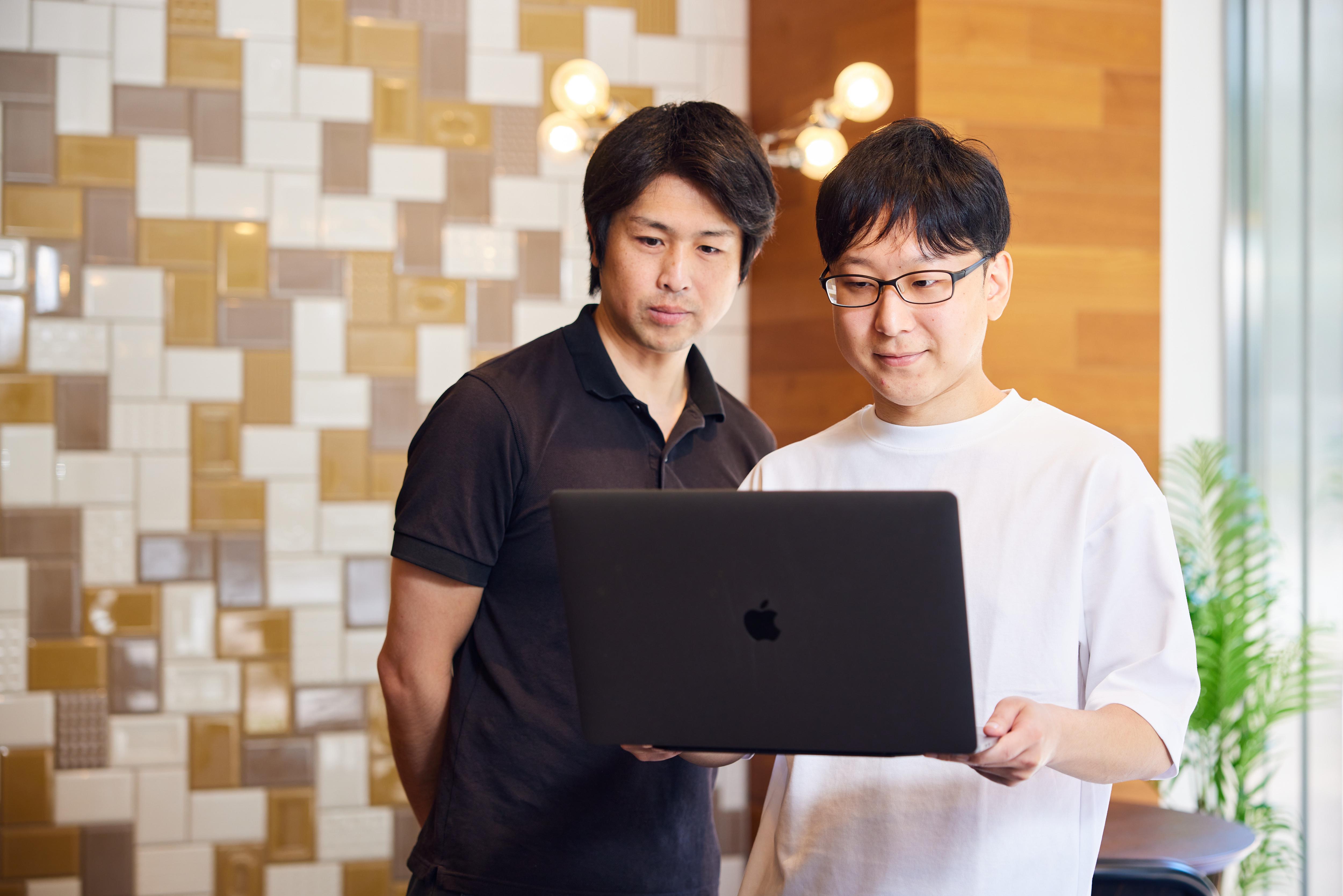 単発アルバイトマッチングサイト「Sukima Works」を運営するスキマワークス株式会社からの直請けのほか、複数の同業ビジネスパートナーから主に2次請けの開発案件を多数調達できる立場にあり、多様な現場からエンジニアの好みに応じてセレクト可能。