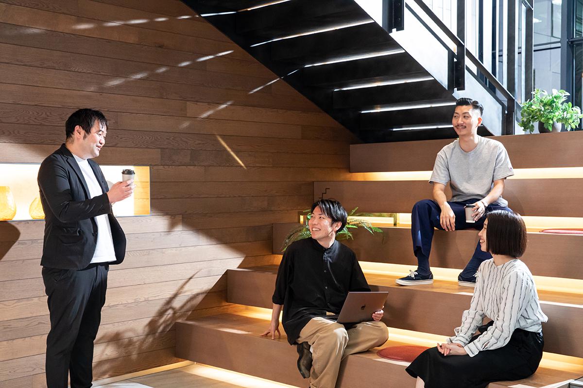 20～30代の社員が数多く活躍中。出社／在宅、勤務時間帯を選択できる柔軟なワークスタイル。
