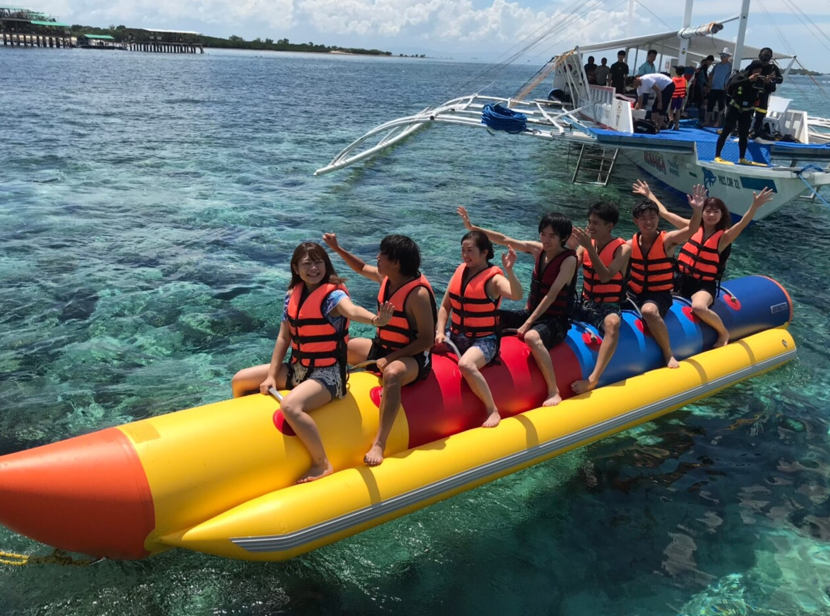 年に1回の社員旅行は毎年海外に。プライベートも仲が良く、和気あいあいとした雰囲気が特徴だ。