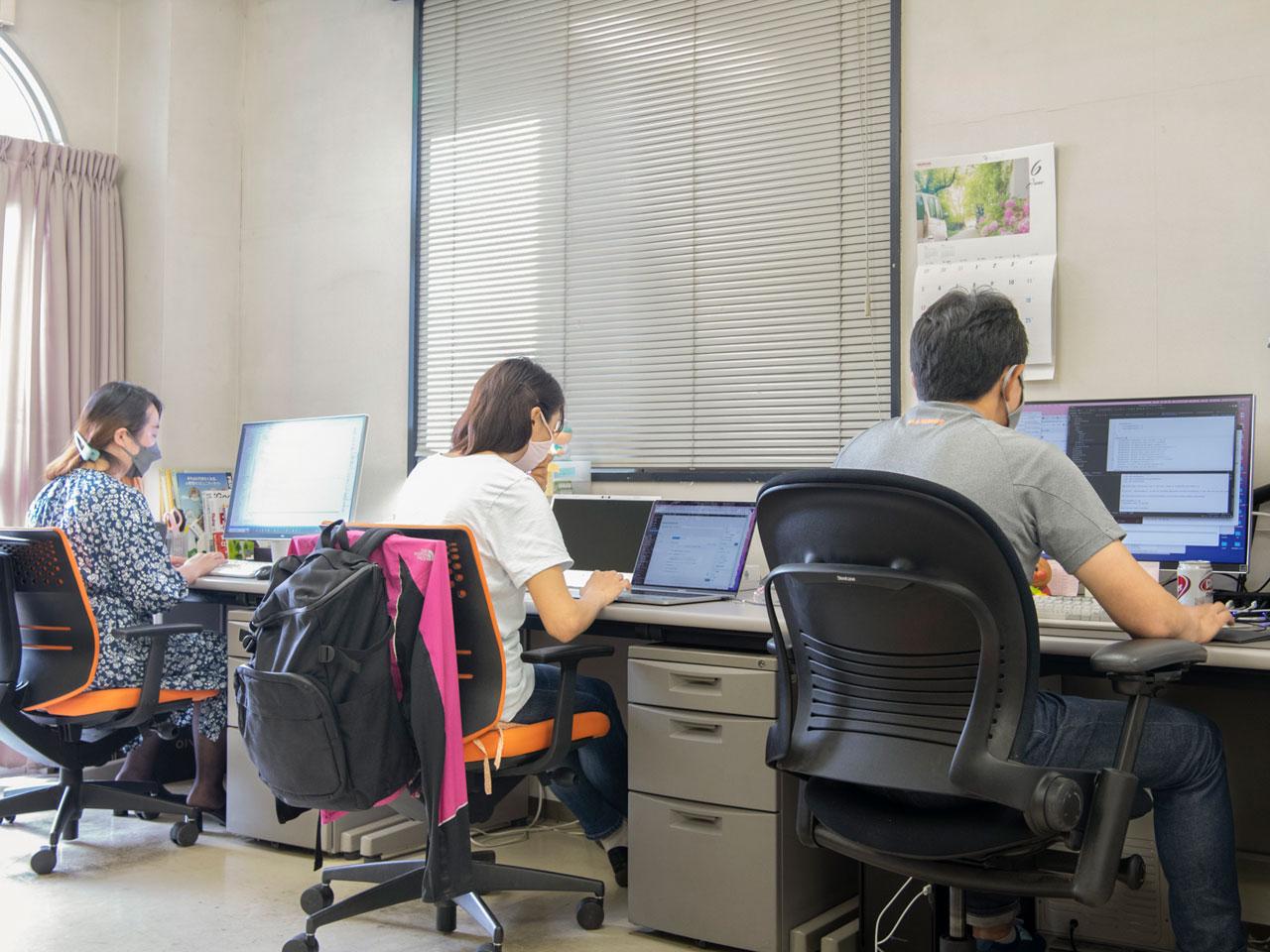 iOS・Android用のアプリ『ヤマレコアプリ』を登山・アウトドア用GPSとして活用すれば、家族と現在地を共有できる。