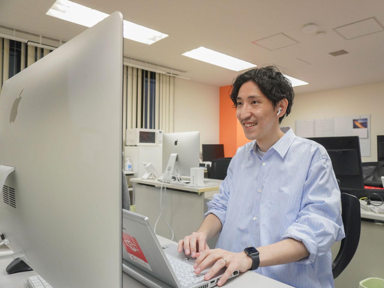 出社でもお客様対応がなければ服装は自由。職種によっては髪色やヒゲ、ネイルなどもOKなので、あなたらしさを持って働ける。