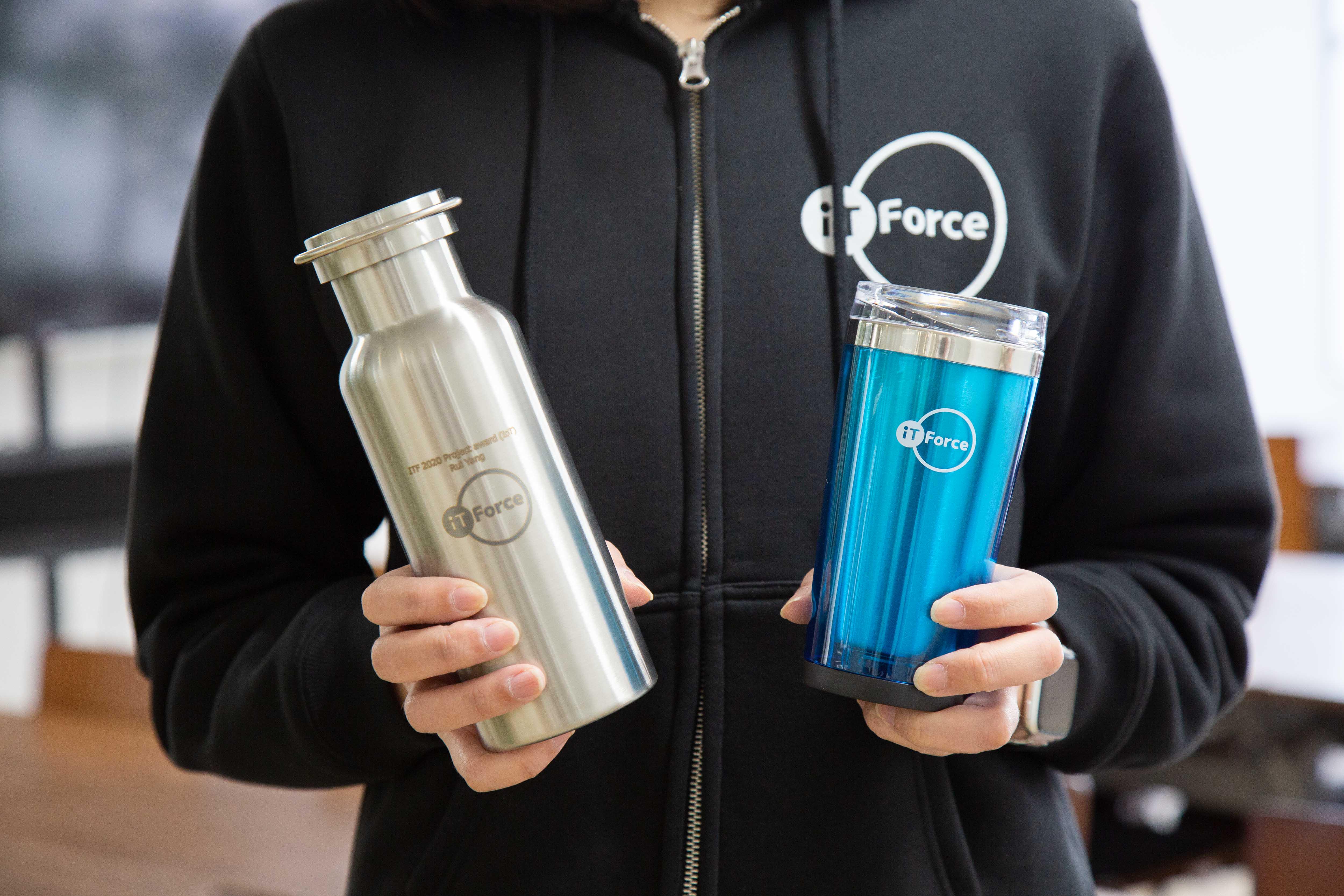 社員同士の一体感やチームの誇りを大切にしています。
会社ロゴ入りのタンブラーやパーカーなどのオリジナルグッズもあり、
仕事のモチベーションやチームの連帯感を高めるアイテムとして活用さ