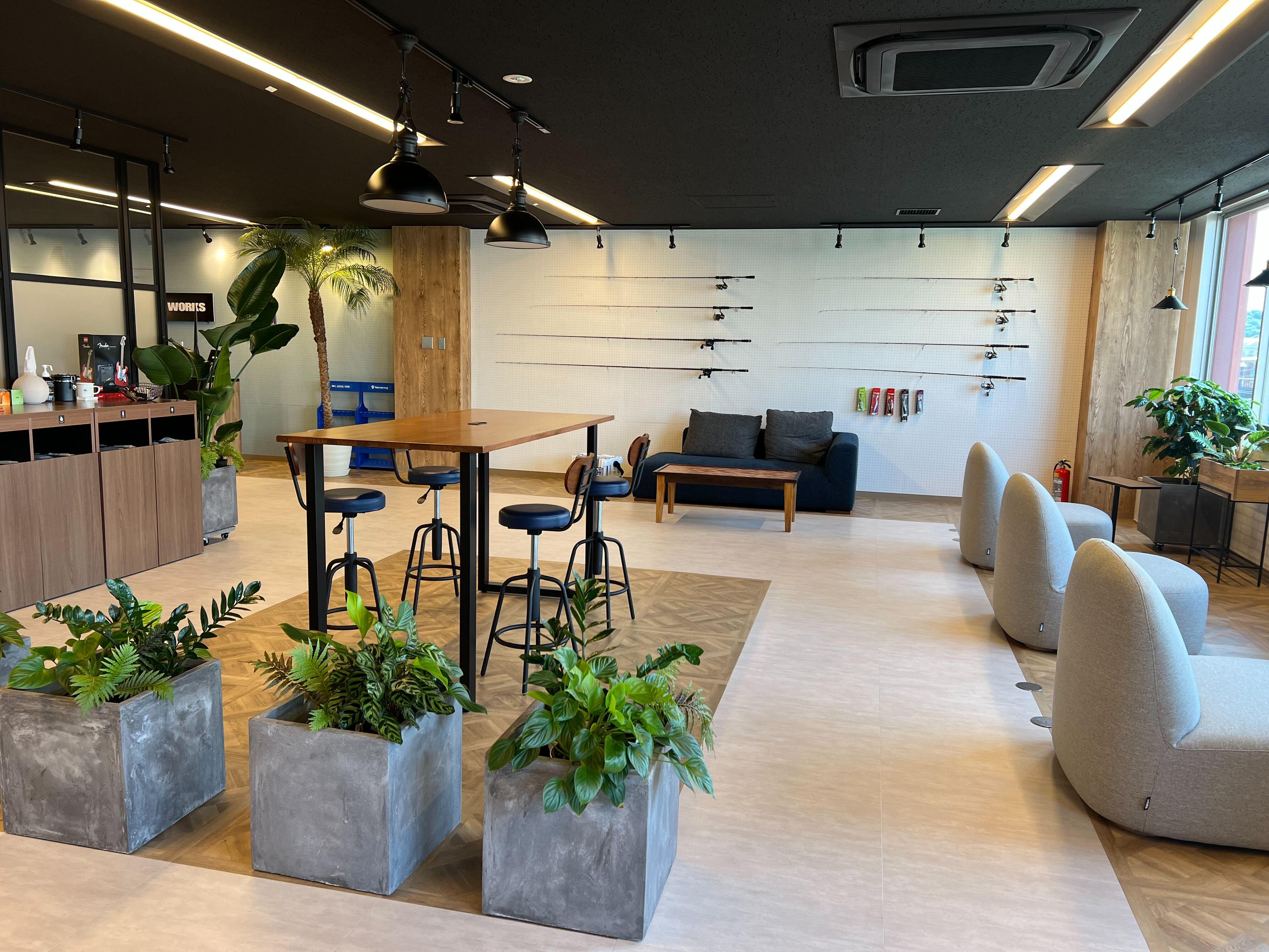 横浜オフィスは、横浜ベイサイドマリーナ内にあり、オフィス内には自由に使える釣具や、徒歩5分のバースには社用艇（釣り船）もあります。メンバーは自由に釣りを楽しめます。