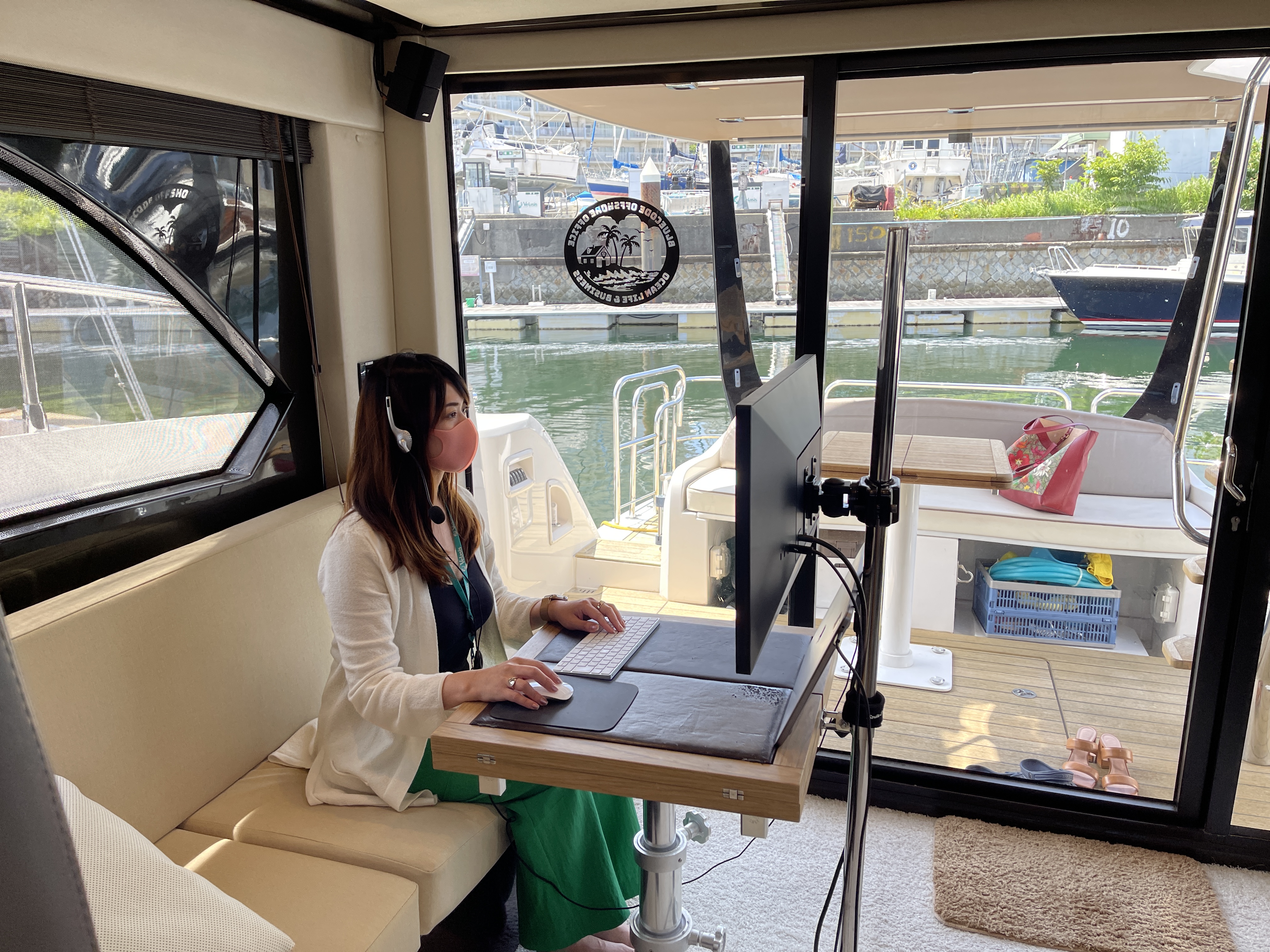 鎌倉・横浜オフィスのほか、イタリア製クルーザー「SESSA40」をオフィス仕様に改装し、オフィスとして使用できるようにしました。船内には大型モニターを設置し、快適に仕事ができる環境を整備しています。
