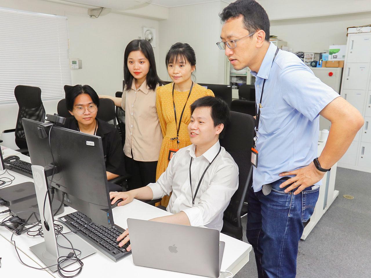 以降14年にわたり、ハノイに本社を構える傘下のVNEXT SOFTWARE JOINT STOCK COMPANYがシステム／アプリケーションの受託開発を行ってきた。言わばオフショア開発のパイオニアである。