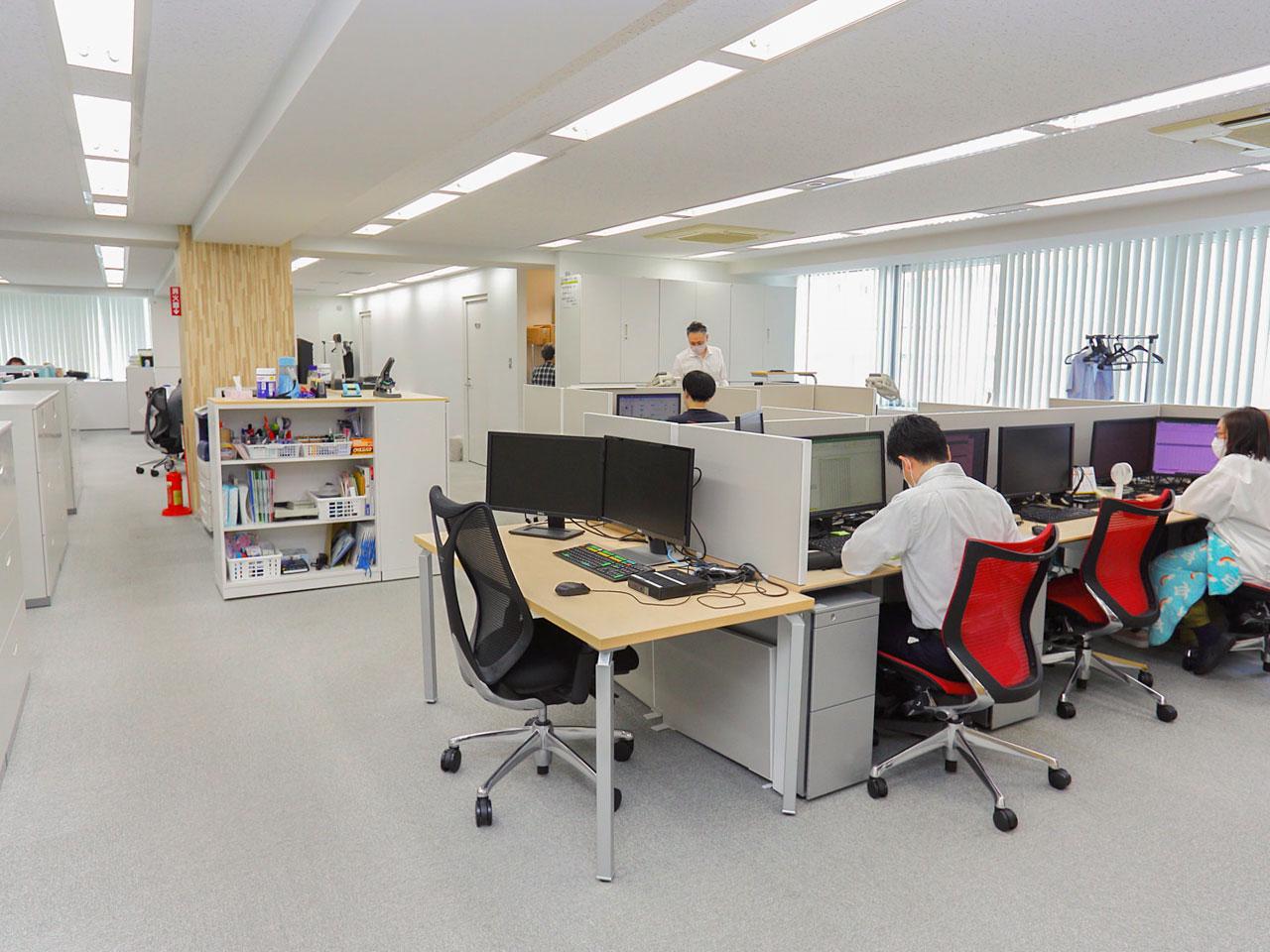 大手金融関連企業との直接取引をメインに、「金融ラストワンマイル」と呼ぶ領域に専門特化して事業を拡大してきた。