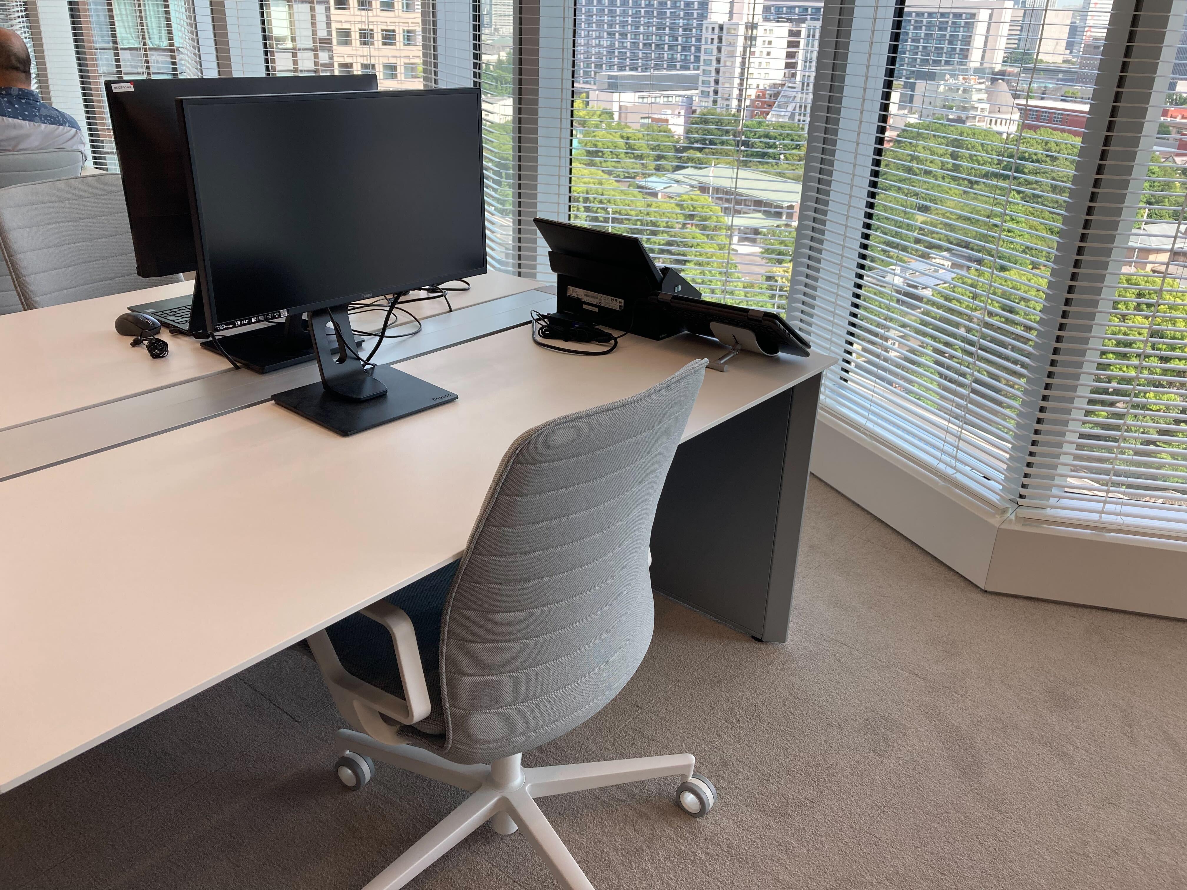 ■2台以上のモニターを設置できる広々としたデスク
一人当たり160cmというデスク幅は、2台以上のモニターを設置しても十分なスペースを確保した設計になっており、開発に専念できる環境を準備しています。