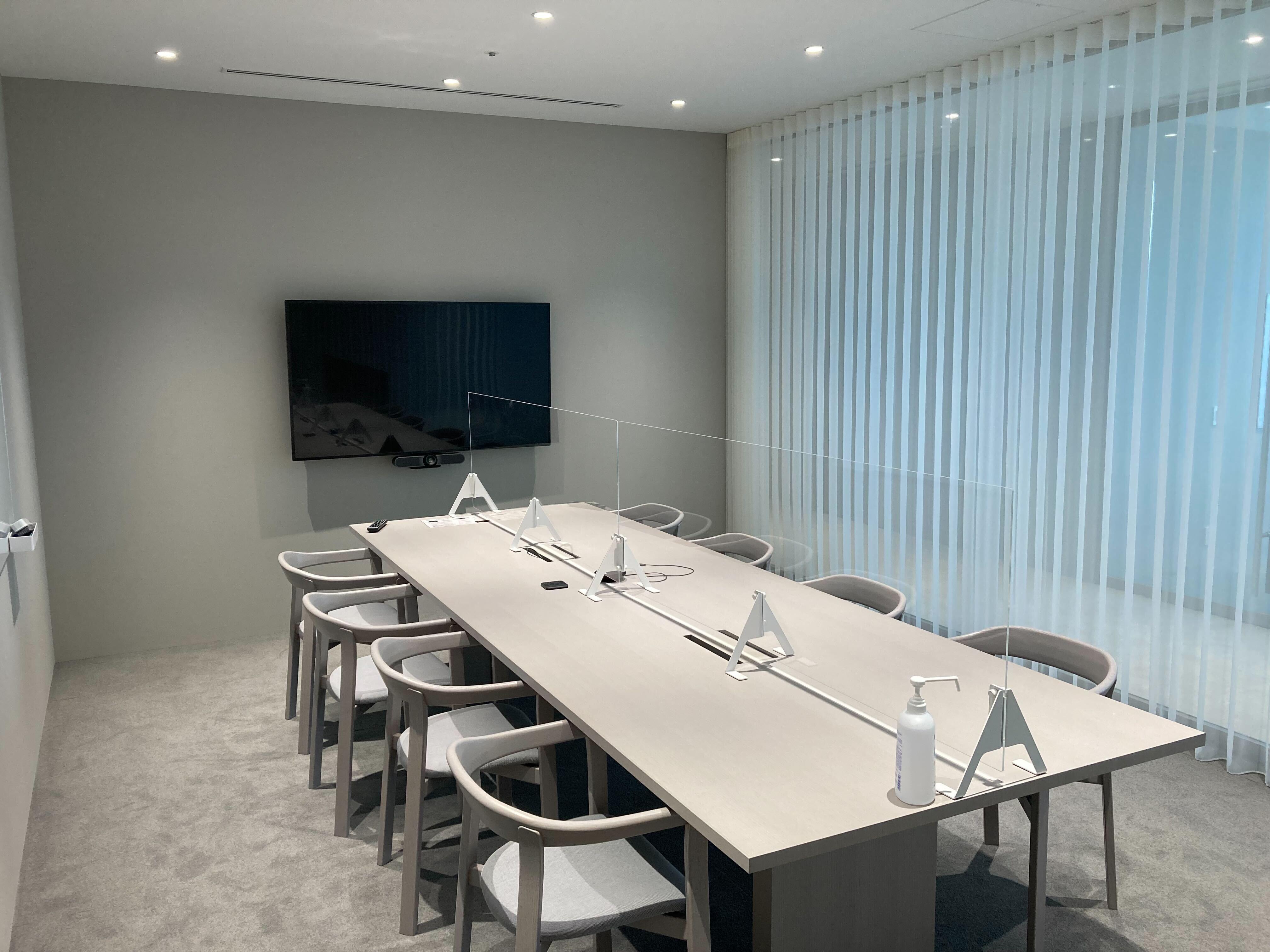 ■オフィス全体（下写真）
オフホワイトで統一された新オフィスはオープンな雰囲気でコミュニケーションが取りやすい設計です。