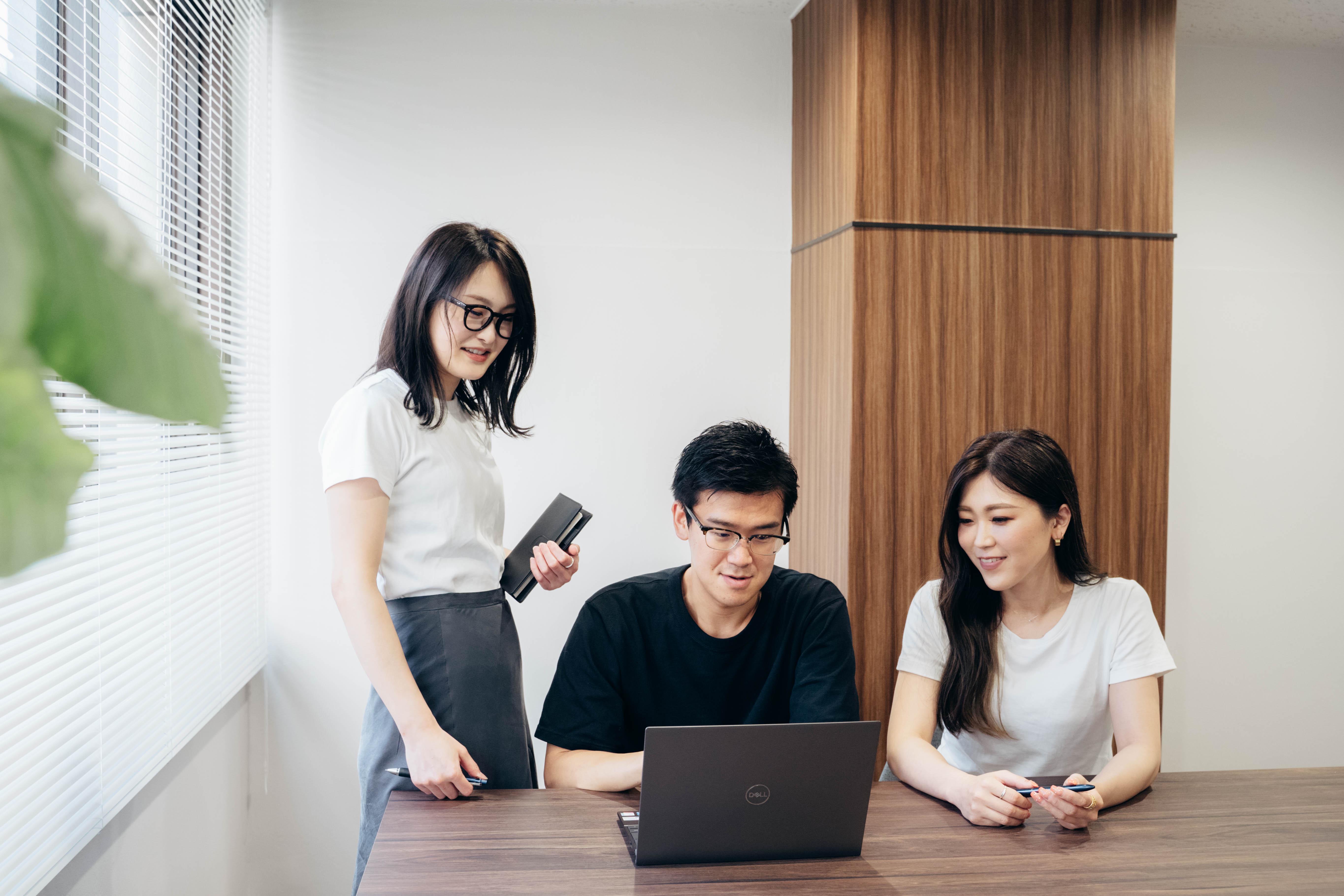 新入社員は入社後、新人育成部に所属して業務に関する基礎から応用、実際に担当店舗を持ちながら3カ月間の研修を受ける。その後はコンサルティング部へ異動し、先輩のサポートを受けながらも、引き続きAmazon運用の知識を習得する。マニュアル通りにはいかない業務のため、実践的に学ぶ必要があるのだ。