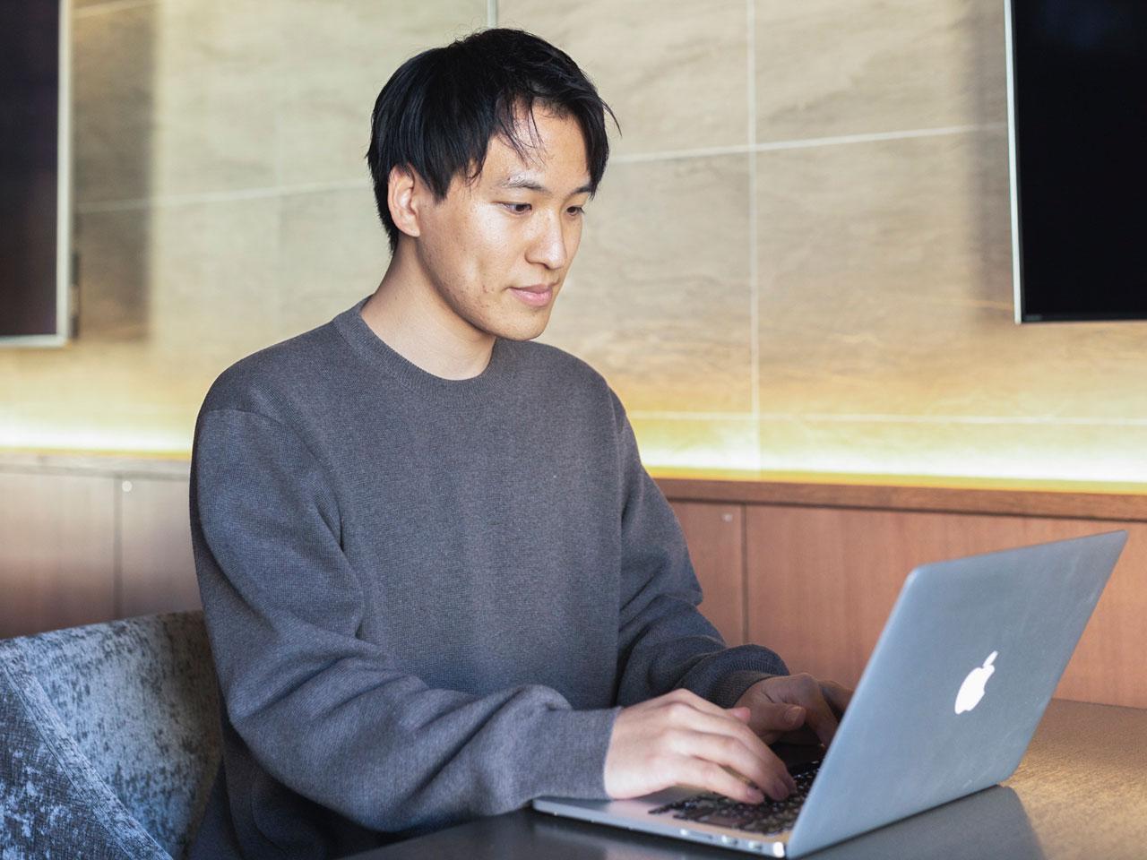 自身がエンジニアとして長年の経験を有する代表取締役・白濱伸幸氏は、開発力や技術的なサポート力への高い評価に加え、“エンジニア・ファースト”の経営コンセプト、そしてその環境で意欲的・能動的な人材が在籍しているという部分に、自社の強みがあると語る。