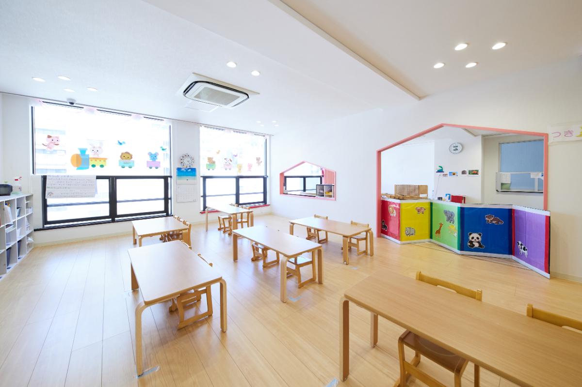 保育事業
【本町おひさま保育園】
社員の福利厚生と地域貢献の一環として運営する企業主導型保育園です。
90坪の広大なスペースで、園児が十分にのびのび身体を動かして遊べるスペースを確保。
さらに看護師を常駐させ、急な体調変化にも対応。広くて明るい園内はまるで「第二のおうち」のような雰囲気です。