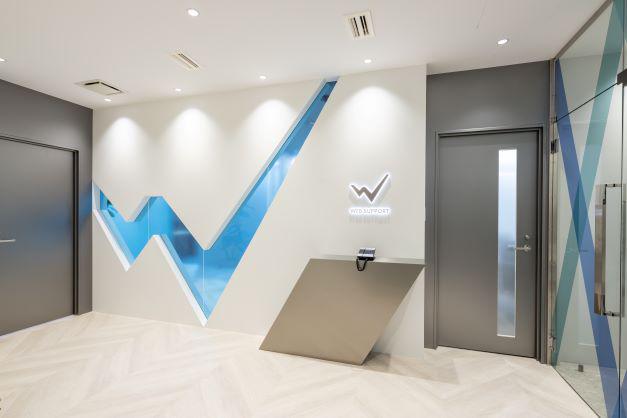 スッキリとした印象のオフィスは白を基調として落ち着いた印象。2022年には大橋にオフィスを移転予定。都市部で駅からも近い、通勤しやすい環境だ。