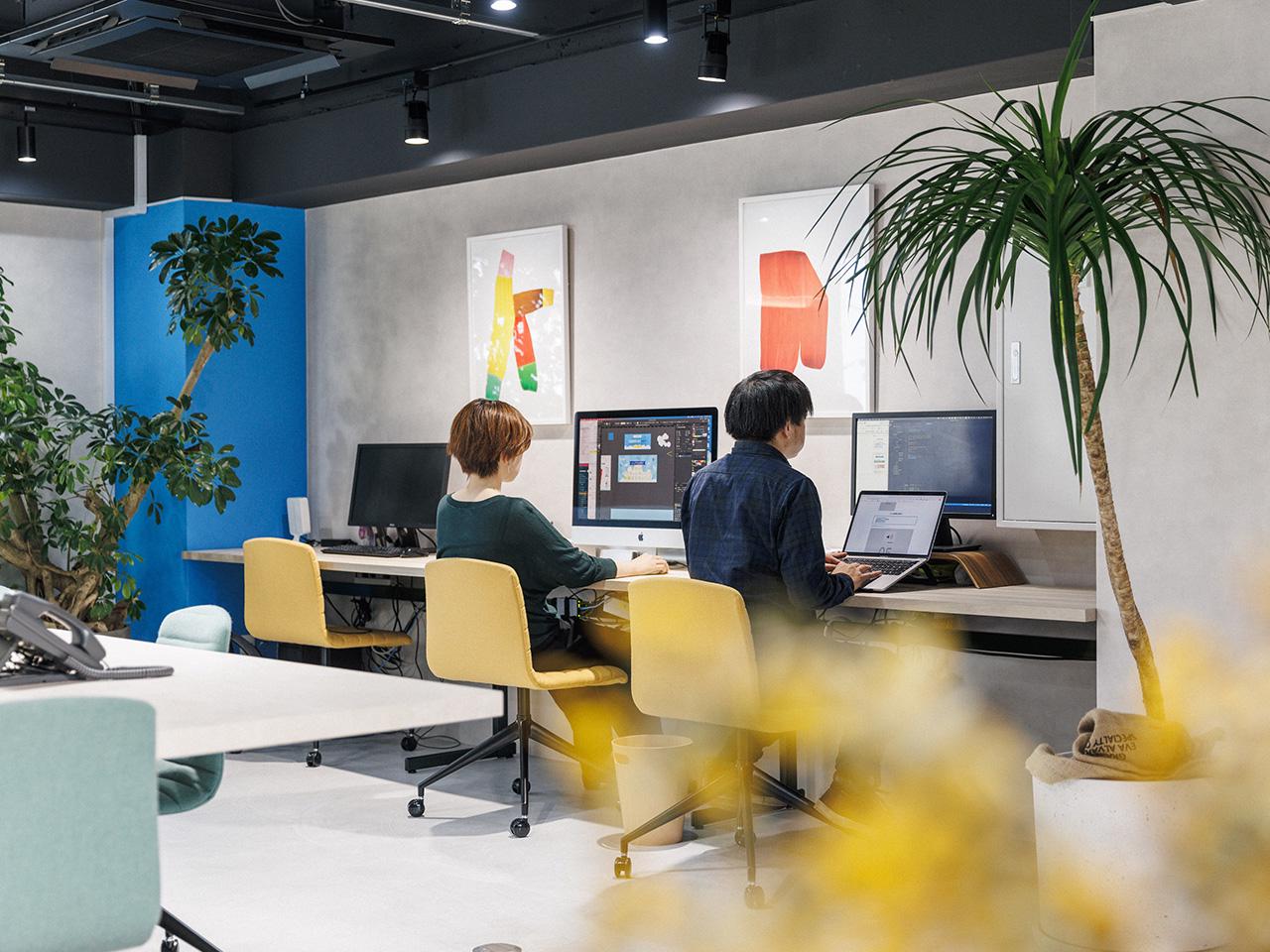 オフィスはおしゃれで落ち着いた印象。集中して仕事に取り組めるの同社の良さ。