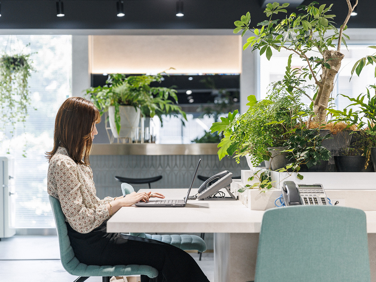 オフィスには緑が多く、雰囲気は抜群。社員が働きやすくなるように最大限考慮されている。