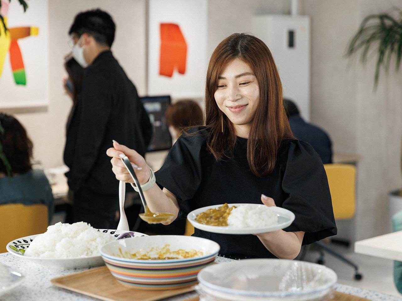 オフィスのテラスにはブランコやハンモックも。気分転換にはもってこいだ。