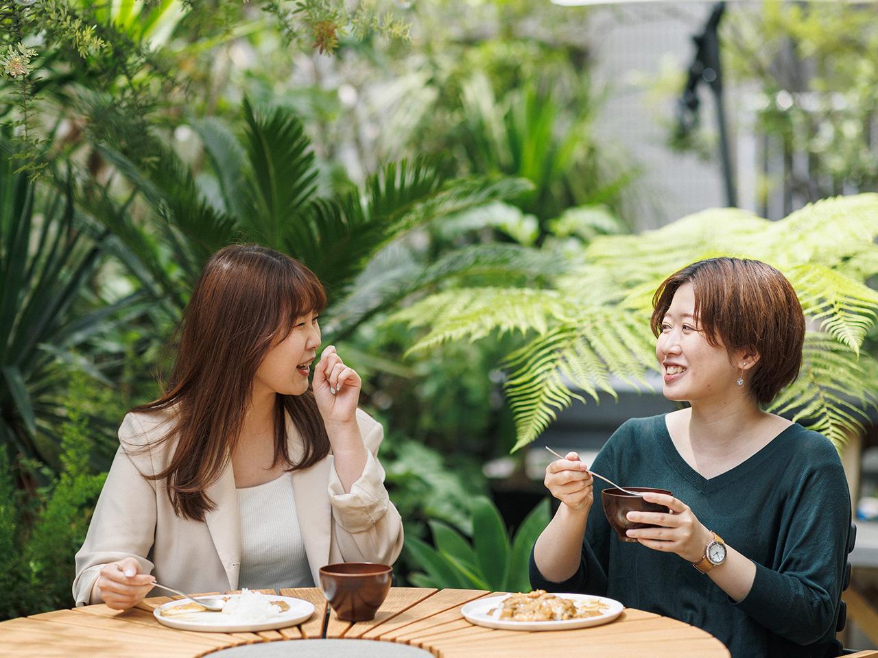 テラスのテーブルで談笑することも。社員同士の仲の良さは特徴の一つでもある。