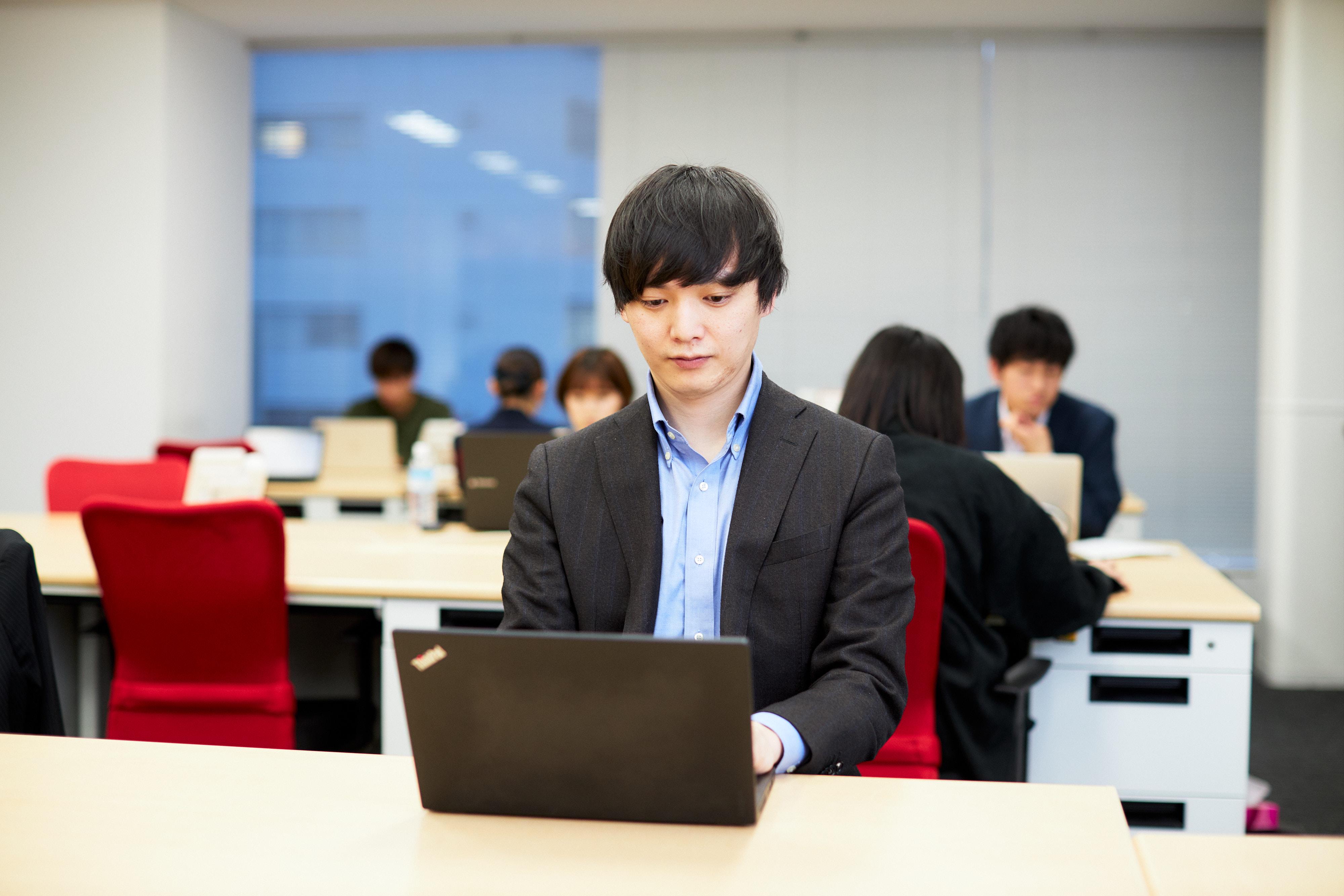 同社で働くメンバーは、受け身になることはなく、オーナーシップを持ち、自らの成長にコミットできる人が多いです。圧倒的に成長できる環境です。