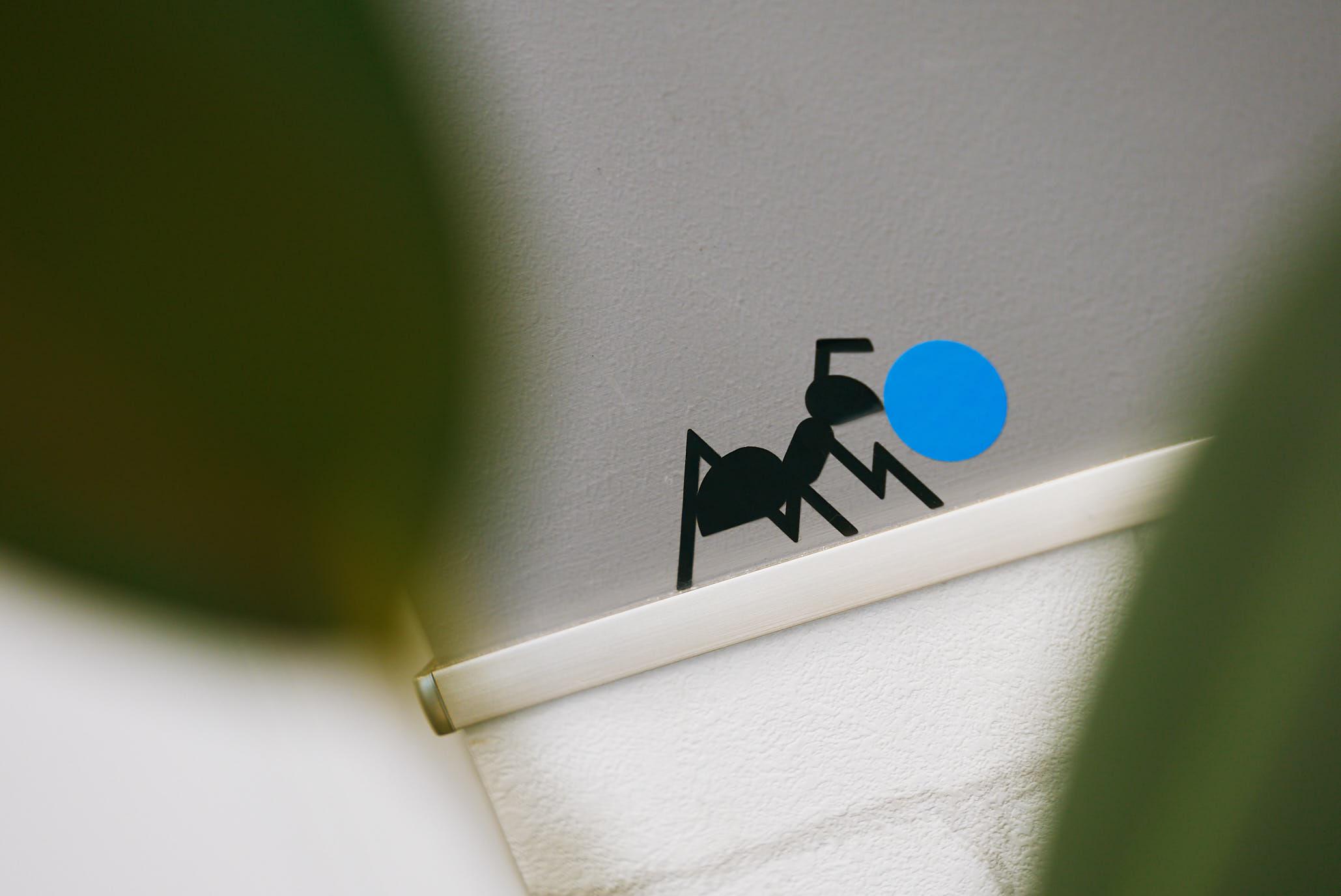 10ANTZという社名は、アリのように真面目にコツコツと、AからZ、つまり最初から最後までものづくりに誠実に取り組むという意味とファンとアーティストの「アリが10（とう）」をつなぐという思いからつけました。