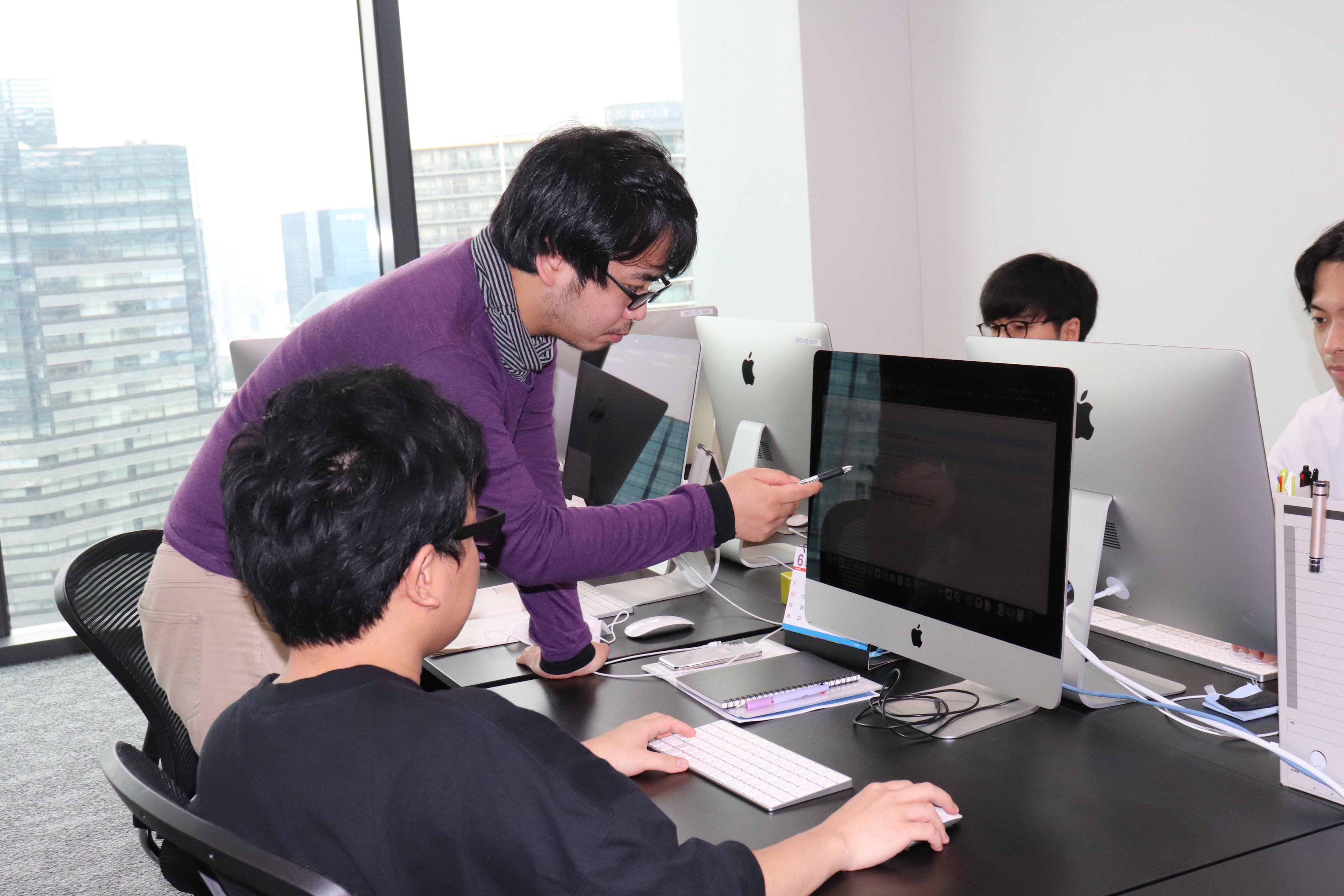 双方真剣な表情。これから急激に拡大していくであろう同社で働くことにより成長と正当な評価が得られる環境だ。