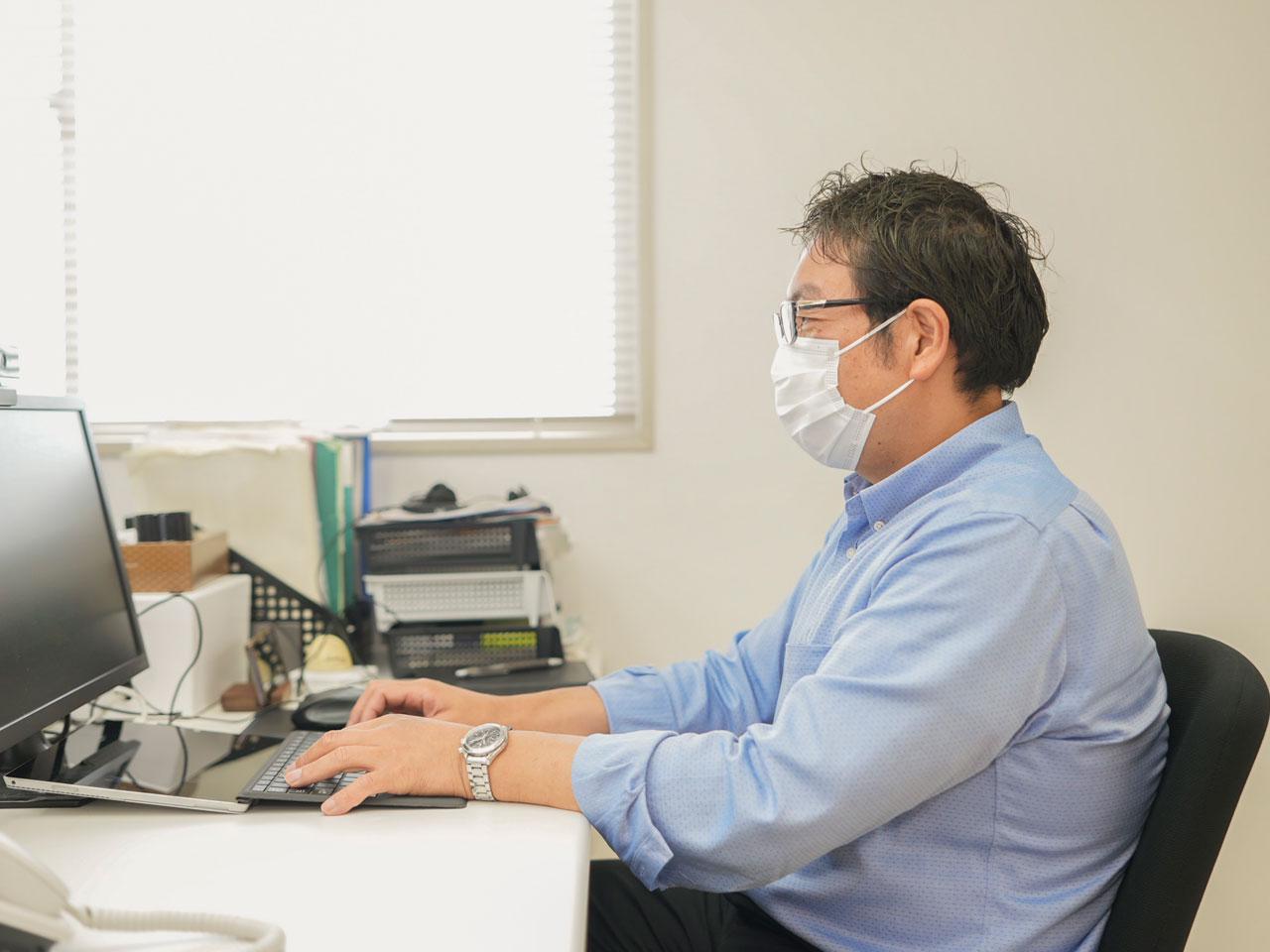 現在はWEBサイトの制作と運用を軸に、中小企業のマーケティング全般をワンストップで支援している。